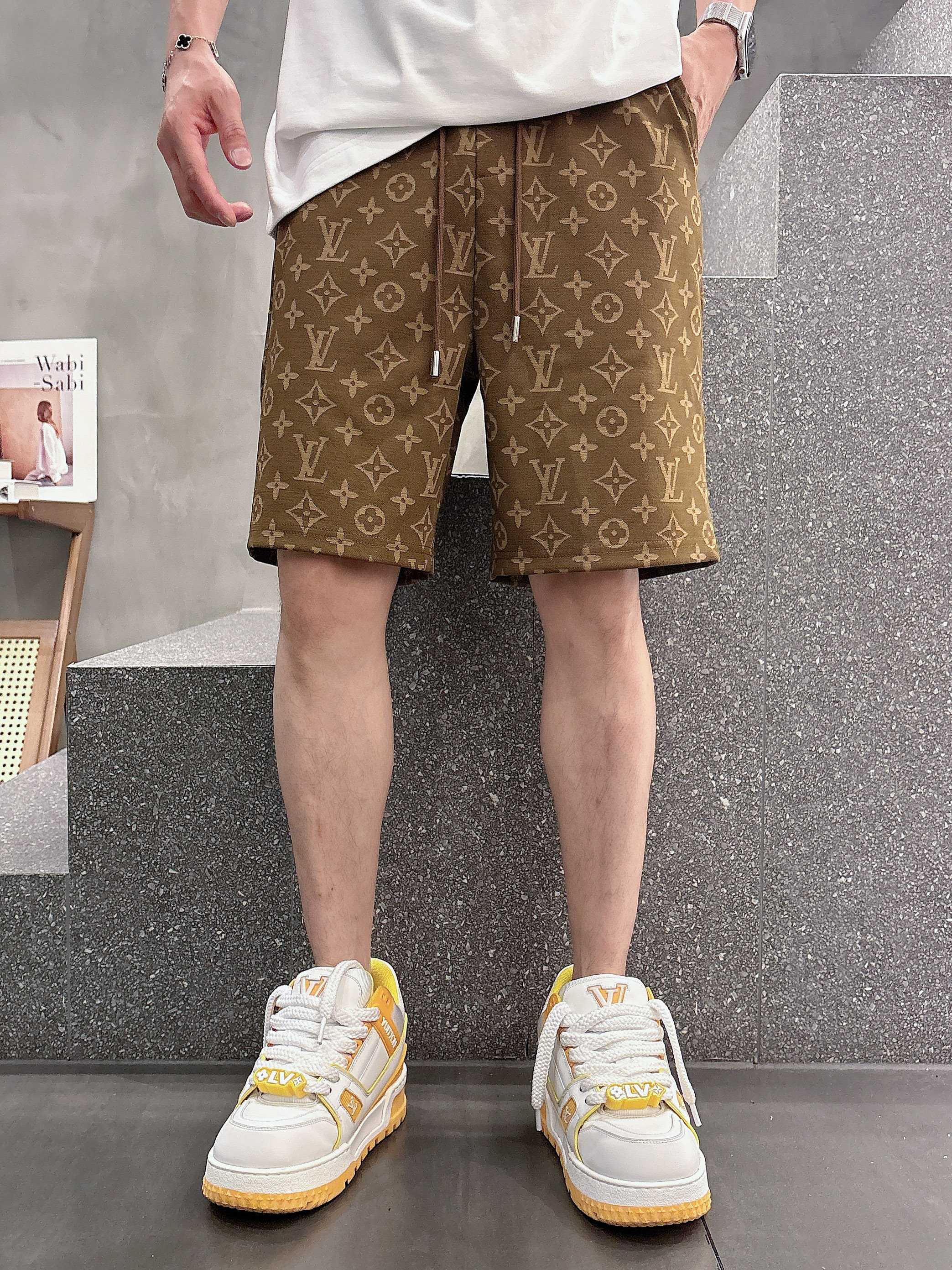 NO:746258,Years later, LV Louis Vuitton's 2025 spring and summer new men's casual shorts are high-end products that are simple, fashionable and generous. Customized original imported fabrics are simple, neat and refreshing. Top-grade accessories are equipped with three complete standards. The original logo design concept has a delicate and soft feel. The upper body is elegant and handsome. The imported jacquard craftsmanship is not picky on the upper body. The appearance is invincible. The details are in place. A must-have for summer leisureism!  Size: M-3XL (shipped next day),,louis vuitton,louis vuitton,shorts,19860909年后 LV 路易威登 2025春夏新款男士休闲短裤 高端货简洁时尚大方 定制原版进口面料 简洁利落又清爽 顶级辅料配备 三标齐全 原版logo设计理念 手感细腻柔软 上身优雅帅气 进口提花工艺 上身不挑人 品相无敌 细节都很到位 夏天休闲主义必备！ 码数: M-3XL（隔天出货）,,louis vuitton,louis vuitton,shorts,,Men's clothing