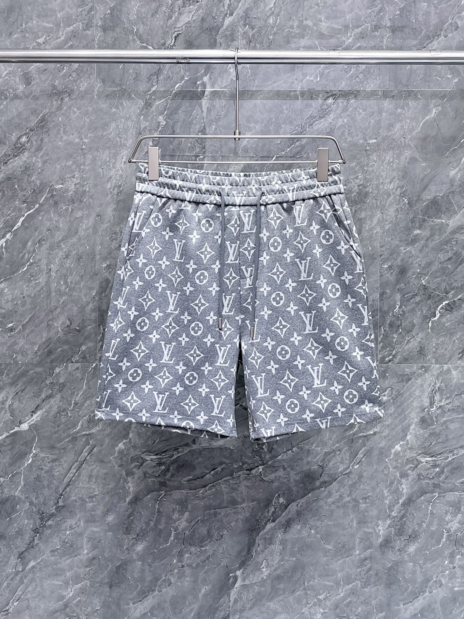 NO:760091,2026 spring and summer new jacquard logo casual shorts, high version, imported original customized top-grade fabric, the same high-density fabric as the Internet celebrity star, customized jacquard logo fabric, very high-end and stylish!  The fabric feels very comfortable. It is a pair of shorts that are very versatile and good-looking. Complete with three labels, a must-have. Size: M-3XL (shipped the next day),,shorts,198609092026春夏新款提花logo休闲短裤 高版本 进口原版定制顶级面料,网红明星同款高密度面料,定制提花logo面料,很高档、很有范儿！面料手感非常舒服 超级百搭好看的一款短裤.三标齐全,人手必备款 . 码数: M-3XL（隔天出货）,,shorts,,Men's clothing