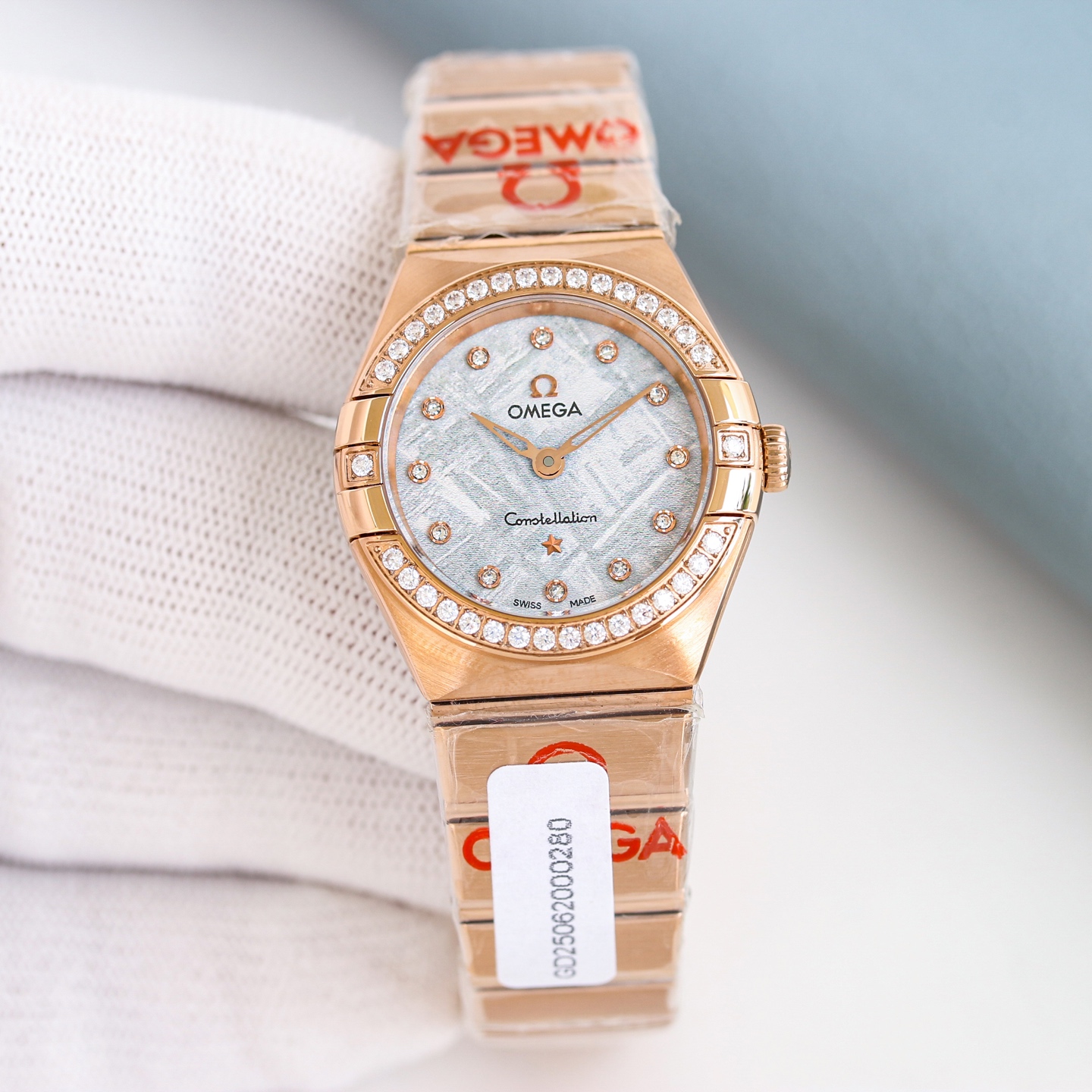 NO:394271,The highest version of the market, the heavyweight new Omega fifth-generation zodiac model, Omega advertising around the world, everyone must have seen the large screen of the subway, airport, and malls, and it has an invincible recognition. You can recognize it at a glance and you must have nothing wrong with buying it!  The large goods took a year and were finally shipped. The production process was extremely harsh and the quantity was limited!  The latest fifth-generation 28mm Omega Constellation Series, the heavyweight new Omega Constellation Real Diamond Model, the world's Omega advertising style, the subway, airport, and shopping mall large screens, more or less, everyone must have seen it, and it has an invincible recognition. I recognize it at a glance, and there is nothing wrong with buying it!  The large goods took a year and were finally shipped. The production process was extremely harsh and the quantity was limited!  The latest fifth-generation 28mm zodiac quartz watch in the Omega Constellation Series!  The Zodiac Series is the most classic one in the entire Omega series. The female Zodiac Sign is full of femininity after getting started!  After the new fifth-generation constellation is launched, all fourth-generation constellations will be withdrawn from the counter and will be suspended. Buy new ones and don’t buy old ones!  Compared with the old four-generation constellation, the new model is all upgraded on the dial, needle, bottom cover, strap, movement, and case!  The details of the upgrade will be explained one by one in the details pictures!  Equipped with imported movements, the previous generation of zodiac signs is constantly improved, the conformity between the case and the claws of the new generation of zodiac signs. The Roman scale method of the ring mouth and the restoration of the undercover observatory relief are comparable to the original version!  The dial uses first-class mother-of-pearl invincible shining with 12 brilliant-cut round diamonds, and the case is set with 12 VS1.4 South African natural diamonds. This data is a whole circle larger than the fourth generation. The diamond is big enough to flash!  GTC testing agency certificate is provided, and you will get ten thousand yuan if you fake it!  The exclusive integrated original version of the market!  The sandy finish of the strap and shell is the fine sanding effect that is consistent with the original version!  Constellation Quartz Watch!  The Zodiac Series is the most classic one in the entire Omega series. The female Zodiac Sign is full of femininity after getting started!  After the new fifth-generation constellation is launched, all fourth-generation constellations will be withdrawn from the counter and will be suspended. Buy new ones and don’t buy old ones!  Compared with the old four-generation constellation, the new model is all upgraded on the dial, needle, bottom cover, strap, movement, and case!  The details of the upgrade will be explained one by one in the details pictures!  Equipped with imported movements, the previous generation of zodiac signs is constantly improved, the conformity between the case and the claws of the new generation of zodiac signs. The Roman scale method of the ring mouth and the restoration of the undercover observatory relief are comparable to the original version!  The dial uses first-class mother-of-pearl invincible shining with 12 brilliant-cut round diamonds, and the case is set with 12 VS1.4 South African natural diamonds. This data is a whole circle larger than the fourth generation. The diamond is big enough to flash!  GTC testing agency certificate is provided, and you will get ten thousand yuan if you fake it!  The exclusive integrated original version of the market!  The sandy finish of the strap and shell is the fine sanding effect that is consistent with the original version!  , omega19860909市场最高版本 重磅新款欧米茄五代星座真钻款,全世界欧米茄广告狂推款,地铁,机场,商场大屏幕大家多多少少一定看到过,辨识度无敌,一眼认出,买它一定没有错！ 大货历时一年,终于出货,制作过程极其苛刻,数量有限！欧米茄星座系列最新款五代28mm 重磅新款欧米茄五代星座真钻款,全世界欧米茄广告狂推款,地铁,机场,商场大屏幕大家多多少少一定看到过,辨识度无敌,一眼认出,买它一定没有错！ 大货历时一年,终于出货,制作过程极其苛刻,数量有限！欧米茄星座系列最新款五代28mm星座石英腕表 ！ 星座系列是欧米茄全系中最经典的一款,女款星座上手后女人味十足！ 新款五代星座上市后,四代星座基本全部撤出专柜停售,买新不买旧！ 对比老款四代星座,新款在表盘,表针,底盖,表带,机芯,表壳全部升级！升级细节会在细节图一一讲解！搭载进口机芯 由上一代星座不断改进,新一代星座表壳与托爪的吻合度.圈口罗马刻度做法及底盖天文台浮雕的还原度媲美原版！表盘采用一级珍珠母贝无敌闪耀搭配12颗明亮式切割圆钻熠熠生辉,表壳镶嵌12颗VS1.4南非天然钻石这个数据要比四代整整大上一圈,钻够大才够闪！配中国GTC检测机构证书,假一赔万！市场独家一体原版把心！表带与壳的面砂色打磨细腻效果跟原版一致！星座石英腕表 ！ 星座系列是欧米茄全系中最经典的一款,女款星座上手后女人味十足！ 新款五代星座上市后,四代星座基本全部撤出专柜停售,买新不买旧！ 对比老款四代星座,新款在表盘,表针,底盖,表带,机芯,表壳全部升级！升级细节会在细节图一一讲解！搭载进口机芯 由上一代星座不断改进,新一代星座表壳与托爪的吻合度.圈口罗马刻度做法及底盖天文台浮雕的还原度媲美原版！表盘采用一级珍珠母贝无敌闪耀搭配12颗明亮式切割圆钻熠熠生辉,表壳镶嵌12颗VS1.4南非天然钻石这个数据要比四代整整大上一圈,钻够大才够闪！配中国GTC检测机构证书,假一赔万！市场独家一体原版把心！表带与壳的面砂色打磨细腻效果跟原版一致！,,omega,Watch