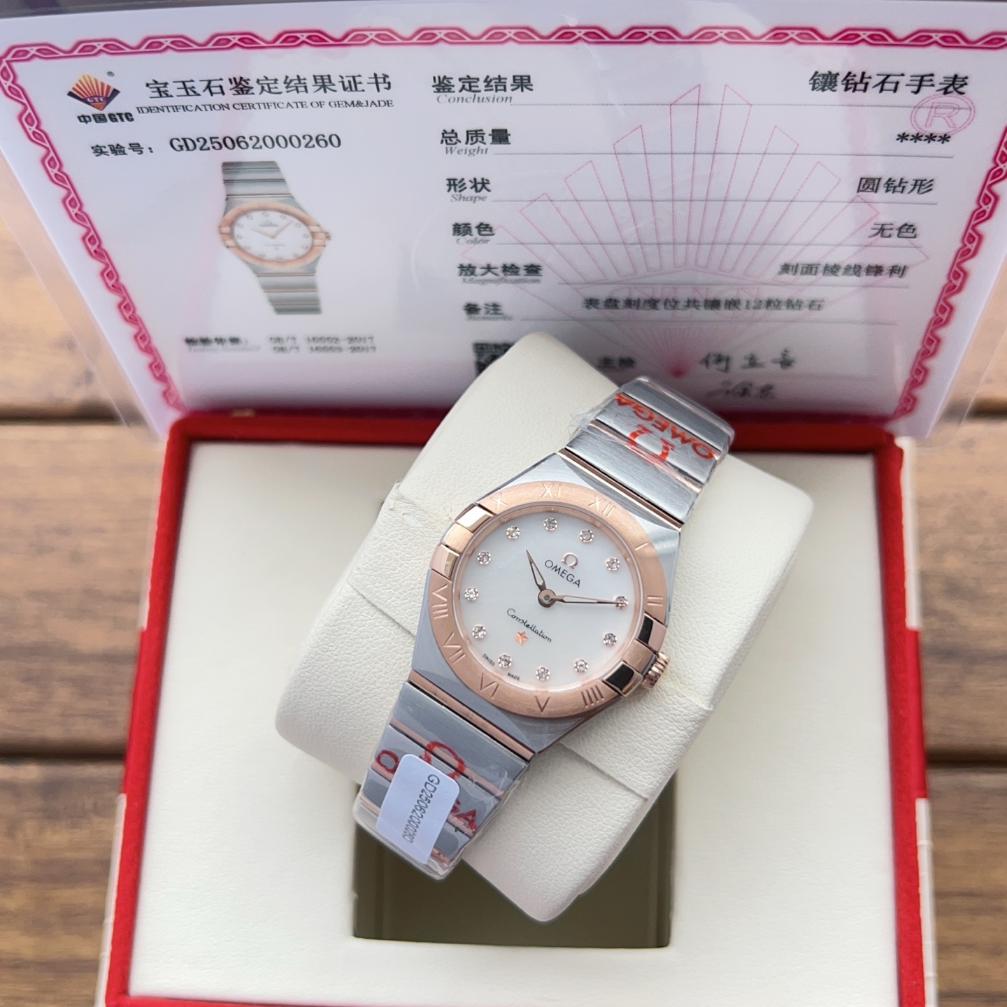 NO:394300,The highest version of the market, the heavyweight new Omega fifth-generation zodiac model, Omega advertising around the world, everyone must have seen the large screen of the subway, airport, and malls, and it has an invincible recognition. You can recognize it at a glance and you must have nothing wrong with buying it!  The large goods took a year and were finally shipped. The production process was extremely harsh and the quantity was limited!  The latest fifth-generation 28mm Omega Constellation Series, the heavyweight new Omega Constellation Real Diamond Model, the world's Omega advertising style, the subway, airport, and shopping mall large screens, more or less, everyone must have seen it, and it has an invincible recognition. I recognize it at a glance, and there is nothing wrong with buying it!  The large goods took a year and were finally shipped. The production process was extremely harsh and the quantity was limited!  The latest fifth-generation 28mm zodiac quartz watch in the Omega Constellation Series!  The Zodiac Series is the most classic one in the entire Omega series. The female Zodiac Sign is full of femininity after getting started!  After the new fifth-generation constellation is launched, all fourth-generation constellations will be withdrawn from the counter and will be suspended. Buy new ones and don’t buy old ones!  Compared with the old four-generation constellation, the new model is all upgraded on the dial, needle, bottom cover, strap, movement, and case!  The details of the upgrade will be explained one by one in the details pictures!  Equipped with imported movements, the previous generation of zodiac signs is constantly improved, the conformity between the case and the claws of the new generation of zodiac signs. The Roman scale method of the ring mouth and the restoration of the undercover observatory relief are comparable to the original version!  The dial uses first-class mother-of-pearl invincible shining with 12 brilliant-cut round diamonds, and the case is set with 12 VS1.4 South African natural diamonds. This data is a whole circle larger than the fourth generation. The diamond is big enough to flash!  GTC testing agency certificate is provided, and you will get ten thousand yuan if you fake it!  The exclusive integrated original version of the market!  The sandy finish of the strap and shell is the fine sanding effect that is consistent with the original version!  Constellation Quartz Watch!  The Zodiac Series is the most classic one in the entire Omega series. The female Zodiac Sign is full of femininity after getting started!  After the new fifth-generation constellation is launched, all fourth-generation constellations will be withdrawn from the counter and will be suspended. Buy new ones and don’t buy old ones!  Compared with the old four-generation constellation, the new model is all upgraded on the dial, needle, bottom cover, strap, movement, and case!  The details of the upgrade will be explained one by one in the details pictures!  Equipped with imported movements, the previous generation of zodiac signs is constantly improved, the conformity between the case and the claws of the new generation of zodiac signs. The Roman scale method of the ring mouth and the restoration of the undercover observatory relief are comparable to the original version!  The dial uses first-class mother-of-pearl invincible shining with 12 brilliant-cut round diamonds, and the case is set with 12 VS1.4 South African natural diamonds. This data is a whole circle larger than the fourth generation. The diamond is big enough to flash!  GTC testing agency certificate is provided, and you will get ten thousand yuan if you fake it!  The exclusive integrated original version of the market!  The sandy finish of the strap and shell is the fine sanding effect that is consistent with the original version!  , omega19860909市场最高版本 重磅新款欧米茄五代星座真钻款,全世界欧米茄广告狂推款,地铁,机场,商场大屏幕大家多多少少一定看到过,辨识度无敌,一眼认出,买它一定没有错！ 大货历时一年,终于出货,制作过程极其苛刻,数量有限！欧米茄星座系列最新款五代28mm 重磅新款欧米茄五代星座真钻款,全世界欧米茄广告狂推款,地铁,机场,商场大屏幕大家多多少少一定看到过,辨识度无敌,一眼认出,买它一定没有错！ 大货历时一年,终于出货,制作过程极其苛刻,数量有限！欧米茄星座系列最新款五代28mm星座石英腕表 ！ 星座系列是欧米茄全系中最经典的一款,女款星座上手后女人味十足！ 新款五代星座上市后,四代星座基本全部撤出专柜停售,买新不买旧！ 对比老款四代星座,新款在表盘,表针,底盖,表带,机芯,表壳全部升级！升级细节会在细节图一一讲解！搭载进口机芯 由上一代星座不断改进,新一代星座表壳与托爪的吻合度.圈口罗马刻度做法及底盖天文台浮雕的还原度媲美原版！表盘采用一级珍珠母贝无敌闪耀搭配12颗明亮式切割圆钻熠熠生辉,表壳镶嵌12颗VS1.4南非天然钻石这个数据要比四代整整大上一圈,钻够大才够闪！配中国GTC检测机构证书,假一赔万！市场独家一体原版把心！表带与壳的面砂色打磨细腻效果跟原版一致！星座石英腕表 ！ 星座系列是欧米茄全系中最经典的一款,女款星座上手后女人味十足！ 新款五代星座上市后,四代星座基本全部撤出专柜停售,买新不买旧！ 对比老款四代星座,新款在表盘,表针,底盖,表带,机芯,表壳全部升级！升级细节会在细节图一一讲解！搭载进口机芯 由上一代星座不断改进,新一代星座表壳与托爪的吻合度.圈口罗马刻度做法及底盖天文台浮雕的还原度媲美原版！表盘采用一级珍珠母贝无敌闪耀搭配12颗明亮式切割圆钻熠熠生辉,表壳镶嵌12颗VS1.4南非天然钻石这个数据要比四代整整大上一圈,钻够大才够闪！配中国GTC检测机构证书,假一赔万！市场独家一体原版把心！表带与壳的面砂色打磨细腻效果跟原版一致！,,omega,Watch