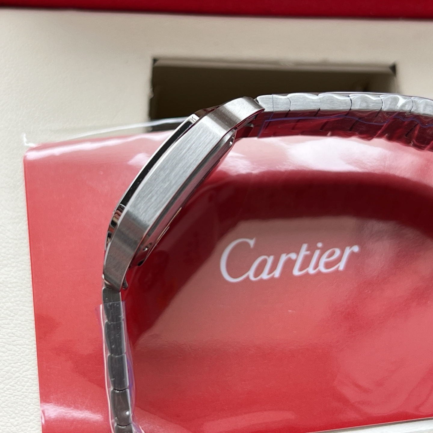 Cartier 戴山度士的女人 从不追赶时间 她定以时间 2026卡地亚新款山度士W2SA0033