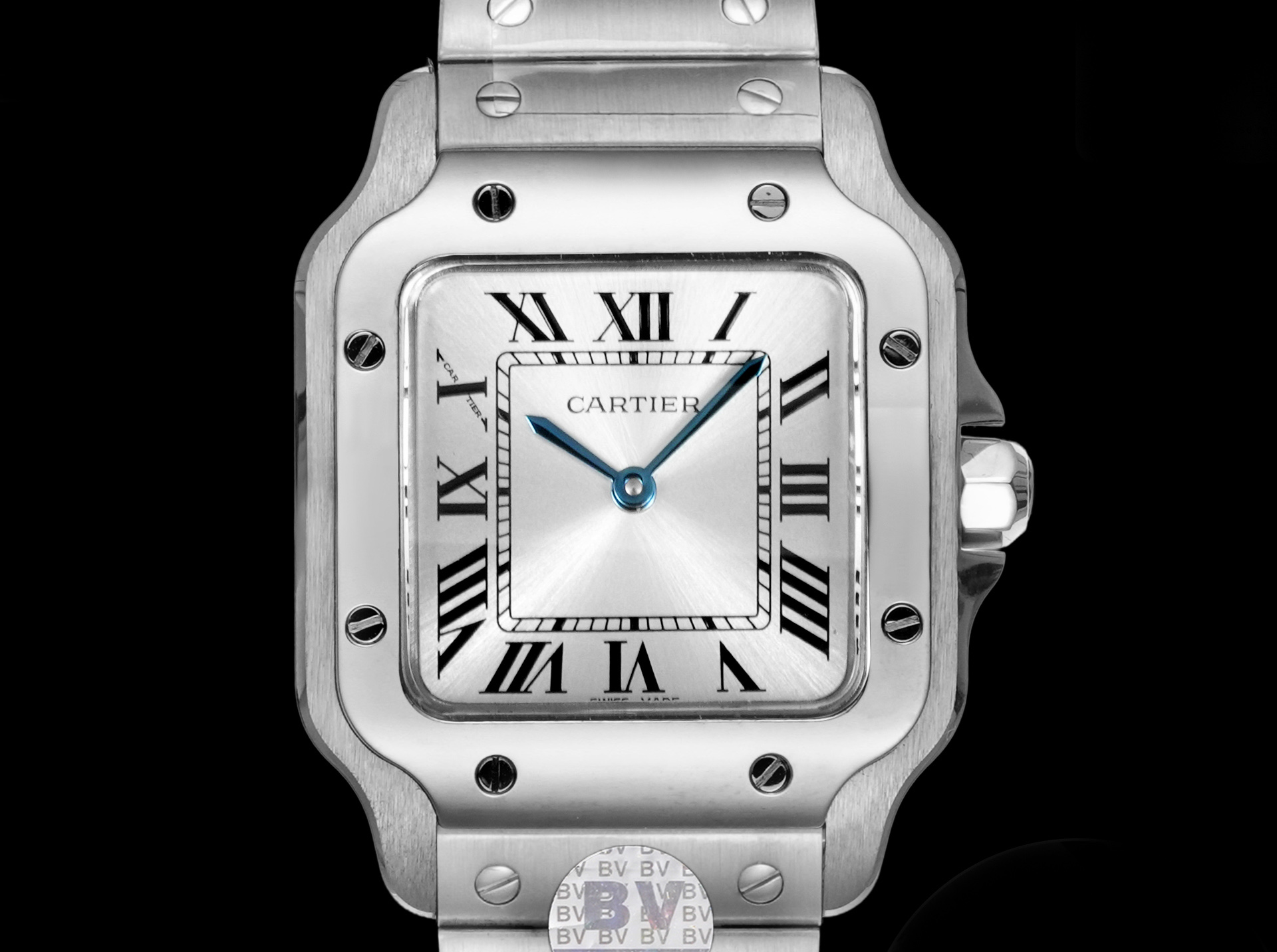 NO:821600,BV launches original data, k gold craftsmanship, and accessories are the same as the original ones. 2026 Cartier’s new Santos W2SA0033 directly hits my aesthetic!  Who knows?  Cartier Santos' new W2SA0033, a white moonlight watch for girls' wrists, is made of 904L steel without electrostatic transfer. It will never fade, and the golden part of the case is made of 18K gold. It holds a certificate from China's GTC testing agency, and is specially designed for girls in a 27×34mm gold size. It makes your wrist look slim and is not picky at all~  The classic square case + exposed rivets are Santos’ century-old iconic design. The combination of two-tone gold (stainless steel + 18K gold) is really amazing!  It has the nobility of precious metals and the casualness of fine steel. It is not flashy for daily wear and can hold up for formal occasions. The silver-white dial is equipped with Roman numerals, blue steel hands + cabochon spinel on the crown, and the Cartier DNA is full of details!  The key point is the Swiss quartz movement, which has accurate travel time and does not require troublesome maintenance. It can be worn casually for commuting, dating, and traveling to create a sense of atmosphere. Needless to say, the legend of Santos, this new model welds classic and modern elegance together. It does not blindly follow the trend, but can be worn as a wrist token for a lifetime. This is the Cartier that girls should have!  ,,bottega veneta,cartier,gold19860909BV推出原装数据,k金工艺,配件跟原装通用 2026卡地亚新款山度士W2SA0033,直接戳中我的审美巴！ 谁懂啊！卡地亚山度士新款W2SA0033,女生腕间的白月光手表全套904L钢材无电渡钢水.永不掉色,表壳金色部位由18K黄金打造.持有中国GTC检测机构证书, 专为女生设计的27×34mm黄金尺寸,上手巨显手腕细,完全不挑人～ 经典的方形表壳+外露铆钉,是山度士百年的标志性设计,双色金（精钢+18K金）的搭配真的太绝了！既有贵金属的贵气,又有精钢的随性,日常戴不浮夸,正式场合也撑得起场面. 银白色表盘配罗马数字时标,蓝钢指针+表冠的凸圆尖晶石,细节拉满的卡地亚DNA！重点是瑞士石英机芯,走时精准还不用费心保养,通勤、约会、旅行随手一戴就是氛围感. 山度士的传奇不用多说,这枚新款更是把经典和现代优雅焊在了一起.不盲从潮流,却能戴一辈子的腕间信物,这才是女生该有的一块卡地亚啊！,,bottega veneta,cartier,gold,Watch