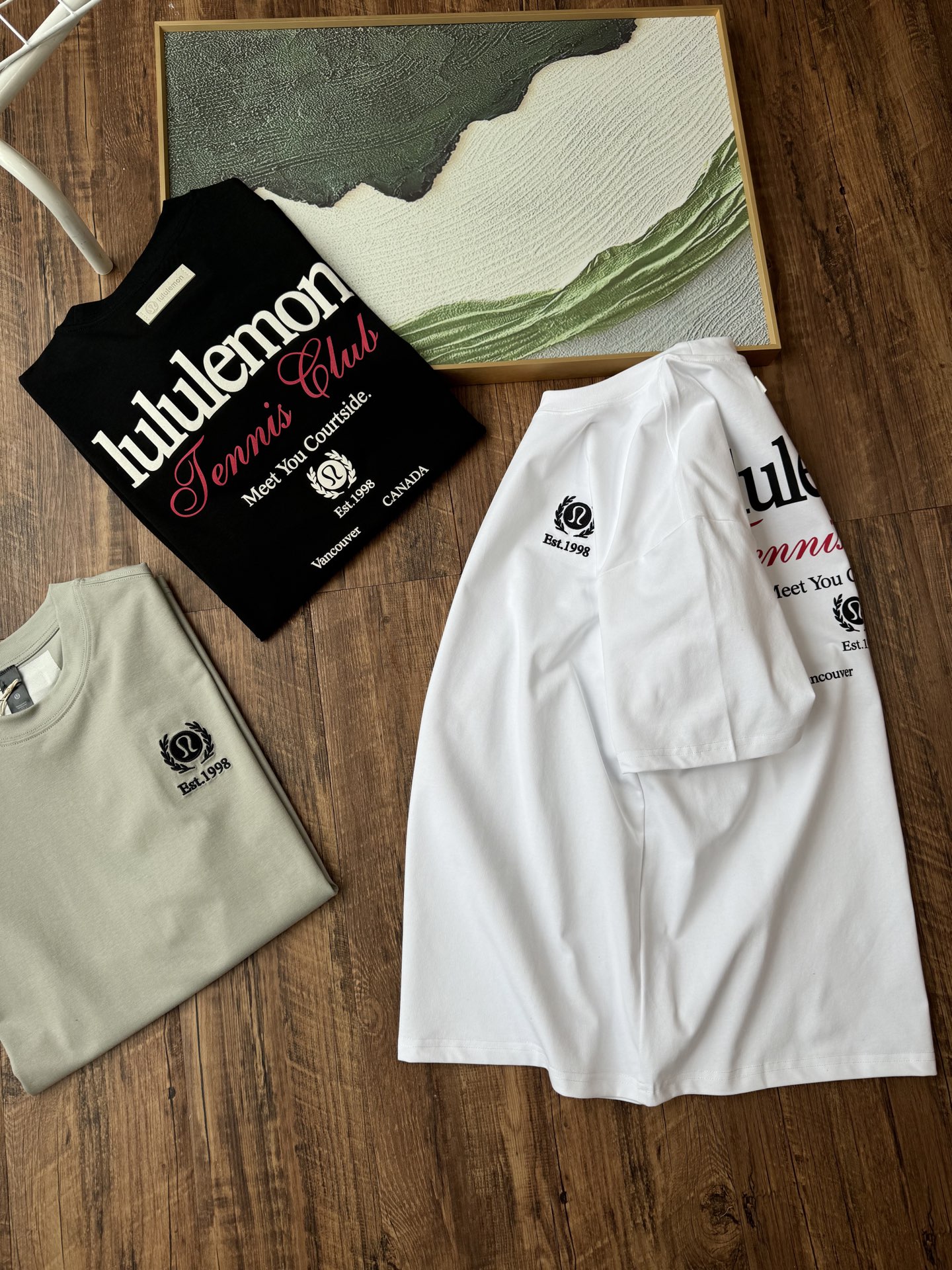 💰80(款号:33332)夏季穿搭王炸!露露男士短袖圆领T恤。
夏日炎炎,男士们的衣柜里总要有这样一件宝藏T恤——露露男士短袖圆领T恤。
面料是它的最大亮点,采用高品质的索罗娜棉,亲肤透气,就像夏日里的微风轻柔拂过肌肤,每一个毛孔都能自由呼吸,告别闷热黏腻。反复水洗也不易变形、褪色,始终如新。
经典圆领设计时尚百搭,完美适配各种脸型,无论是休闲风还是商务风,都能轻松驾驭。流畅的领口线条,展现男士利落干练的气质。
在细节处理上,这款T恤同样出色。袖口和下摆采用细密的车缝线,牢固耐用,彰显品质。肩部的剪裁贴合人体工学,活动自如,不会有束缚感。
颜色选择丰富,基础黑、白、灰绿,时尚百搭,轻松搭配各种裤子;为夏日增添一抹活力,穿上它瞬间成为人群焦点。
性价比超高。无论是日常通勤、运动健身,还是朋友聚会,露露男士短袖圆领T恤都是绝佳选择,轻松提升你的夏日穿搭品味。
颜色:黑色 白色 灰绿色
尺码:L~4XL
尺码 衣长 胸围 袖长 肩宽
L 70 100 24 50
XL 72 104 25 52
2XL 74 108 26 54
3XL 76 112 27 56
4XL 78 116 28 58
(手工测量,误差1~2cm)
尺码建议
L 100~125斤
XL 125~145斤
2XL 145~165斤
3XL 165~185斤
4XL 185~200斤
(仅供参考)
