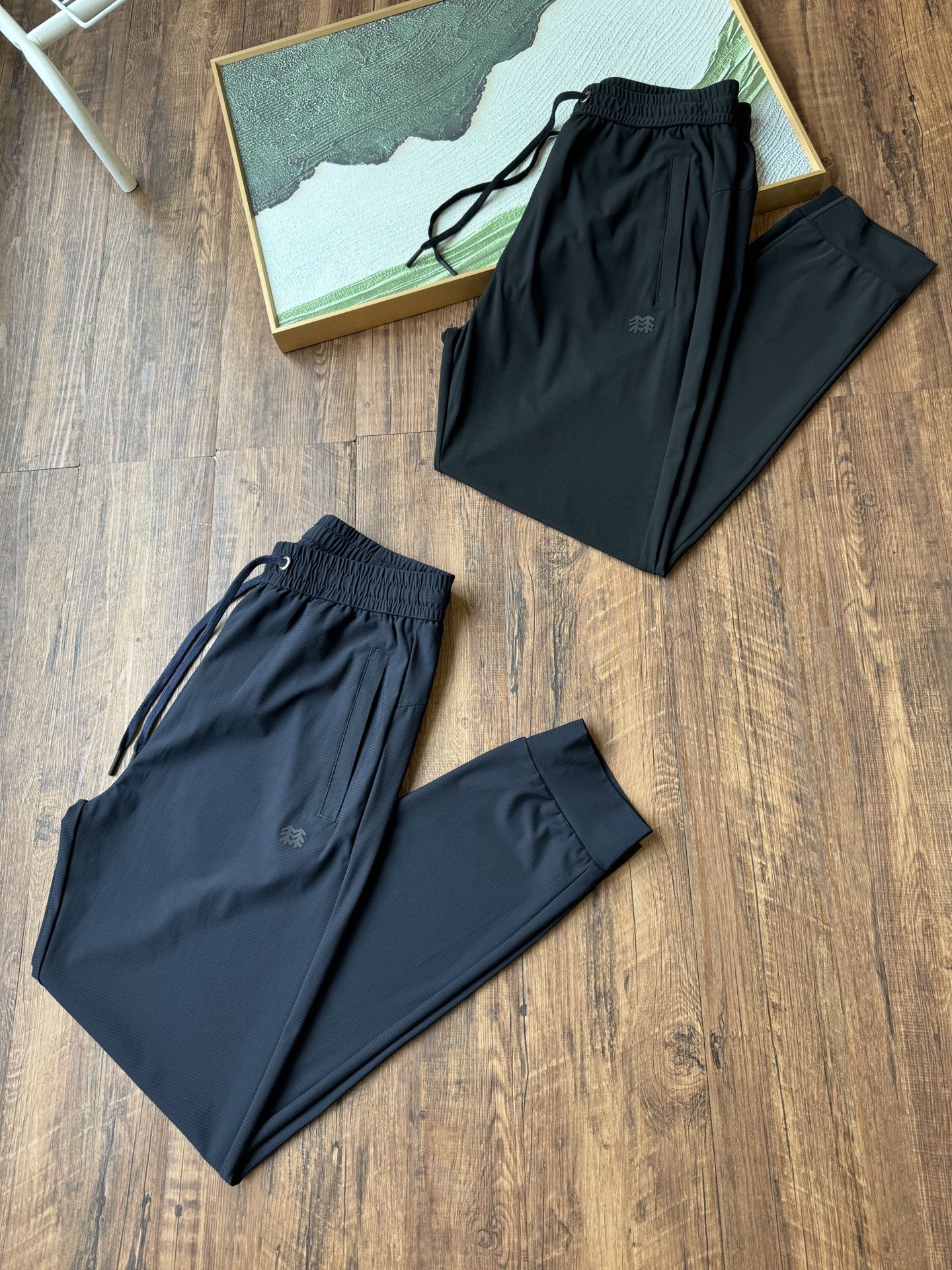 💰85(款号:2538)可隆男士夏季速干束脚长裤,是夏季出行的优质之选。速干面料,亲肤柔软,轻薄透气,具有良好的弹力,让穿着毫无束缚感。裤子运用立体剪裁,符合人体工程学,使运动更加自如。工艺细节出色,它还具备多种实用功能,简约百搭的款式,无论是日常通勤,还是户外运动,都能轻松驾驭。而且,它的重量轻,携带方便,是男士夏季必备的时尚与实用兼具的长裤单品。
颜色:黑色 蓝色
尺码:L~4XL
尺码 裤长 腰围 臀围
L 94 74 106
XL 96 79 108
2XL 98 82 112
3XL 100 85 120
4XL 102 88 120
(手工测量,误差1~2cm)
尺码建议
L 100~125斤
XL 125~145斤
2XL 145~165斤
3XL 165~185斤
4XL 185~205斤
(仅供参考)
