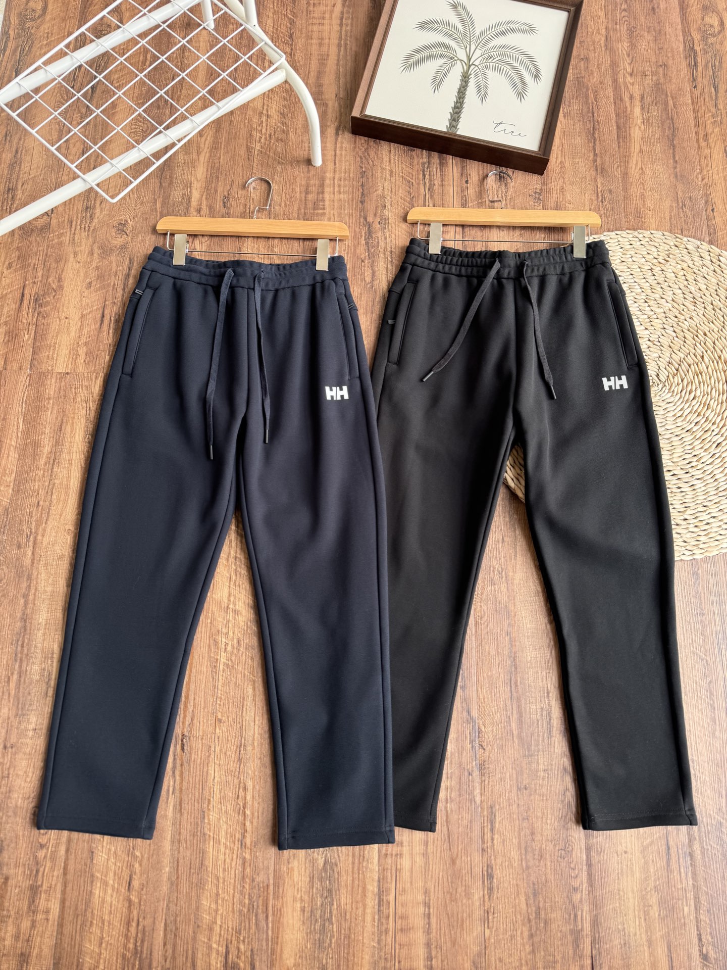 💰120（款号：9901）高品质HH家男士冬季加绒长裤！面料采用【500克欧力斯复合婴儿绒】！严选好货！逼格拉满！线上实体热售爆款！休闲最新款复合加绒面料，上身极其柔软舒适！质感、耐洗度、耐用度都有着较高的品质水准！适合秋冬季穿着！面料原厂面料非市场面料可比上身非常好，长裤作为今年热卖潮流单品，是一些妖艳货不能够相匹敌的！冬季驾驭都是没有问题的！关建是弹力好 ！这款裤子的版型是比较的修身的 ，搭配这弹力比较好的面料，就是相得益彰 ！内里完美包边定制原版HH家Logo标！辅料齐全、细节满满、上身效果超赞！日常休闲外出，运动居家都是最佳的搭配东西好不好最直接的方式就是对比！！喜欢的朋友不要错过！

颜色：黑色 蓝色
尺码：L～5XL

尺码   裤长  腰围　臀围   脚口
L 　      96 　36 　  52      13
XL         98　37.5 　54      13.5
2XL      101　39 　  56      14
3XL      103　40.5　58      14.5
4XL      104　42　   60      15
5XL      105　43.5　62      15.5
 (手工测量，误差1~2cm) 

尺码建议 
L 100~125斤 
XL 125~145斤 
2XL 145~165斤 
3XL 165~180斤 
4XL 180~195斤 
5XL 195~210斤 （仅供参考）