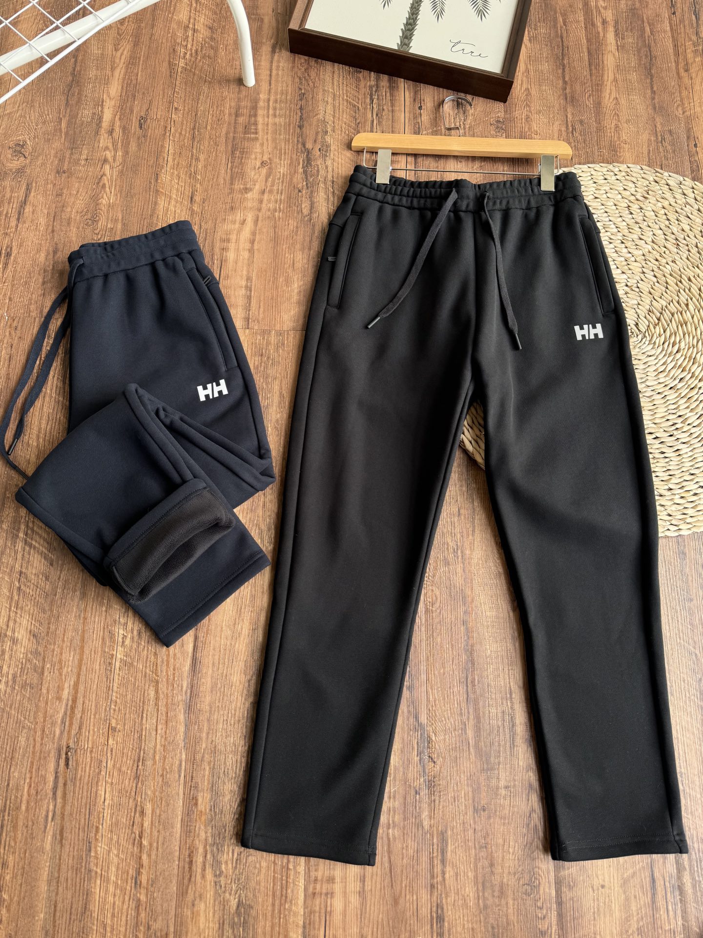 💰120（款号：9901）高品质HH家男士冬季加绒长裤！面料采用【500克欧力斯复合婴儿绒】！严选好货！逼格拉满！线上实体热售爆款！休闲最新款复合加绒面料，上身极其柔软舒适！质感、耐洗度、耐用度都有着较高的品质水准！适合秋冬季穿着！面料原厂面料非市场面料可比上身非常好，长裤作为今年热卖潮流单品，是一些妖艳货不能够相匹敌的！冬季驾驭都是没有问题的！关建是弹力好 ！这款裤子的版型是比较的修身的 ，搭配这弹力比较好的面料，就是相得益彰 ！内里完美包边定制原版HH家Logo标！辅料齐全、细节满满、上身效果超赞！日常休闲外出，运动居家都是最佳的搭配东西好不好最直接的方式就是对比！！喜欢的朋友不要错过！

颜色：黑色 蓝色
尺码：L～5XL

尺码   裤长  腰围　臀围   脚口
L 　      96 　36 　  52      13
XL         98　37.5 　54      13.5
2XL      101　39 　  56      14
3XL      103　40.5　58      14.5
4XL      104　42　   60      15
5XL      105　43.5　62      15.5
 (手工测量，误差1~2cm) 

尺码建议 
L 100~125斤 
XL 125~145斤 
2XL 145~165斤 
3XL 165~180斤 
4XL 180~195斤 
5XL 195~210斤 （仅供参考）