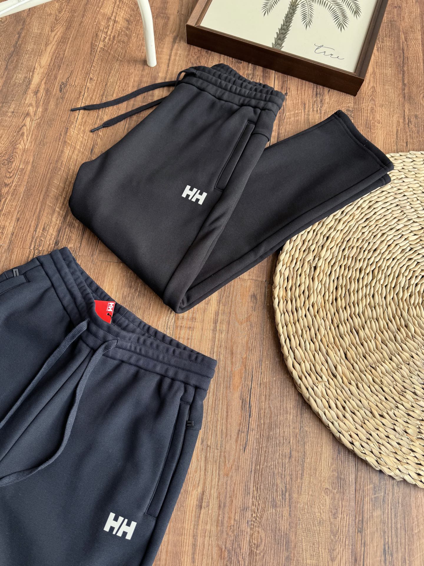 💰120（款号：9901）高品质HH家男士冬季加绒长裤！面料采用【500克欧力斯复合婴儿绒】！严选好货！逼格拉满！线上实体热售爆款！休闲最新款复合加绒面料，上身极其柔软舒适！质感、耐洗度、耐用度都有着较高的品质水准！适合秋冬季穿着！面料原厂面料非市场面料可比上身非常好，长裤作为今年热卖潮流单品，是一些妖艳货不能够相匹敌的！冬季驾驭都是没有问题的！关建是弹力好 ！这款裤子的版型是比较的修身的 ，搭配这弹力比较好的面料，就是相得益彰 ！内里完美包边定制原版HH家Logo标！辅料齐全、细节满满、上身效果超赞！日常休闲外出，运动居家都是最佳的搭配东西好不好最直接的方式就是对比！！喜欢的朋友不要错过！

颜色：黑色 蓝色
尺码：L～5XL

尺码   裤长  腰围　臀围   脚口
L 　      96 　36 　  52      13
XL         98　37.5 　54      13.5
2XL      101　39 　  56      14
3XL      103　40.5　58      14.5
4XL      104　42　   60      15
5XL      105　43.5　62      15.5
 (手工测量，误差1~2cm) 

尺码建议 
L 100~125斤 
XL 125~145斤 
2XL 145~165斤 
3XL 165~180斤 
4XL 180~195斤 
5XL 195~210斤 （仅供参考）