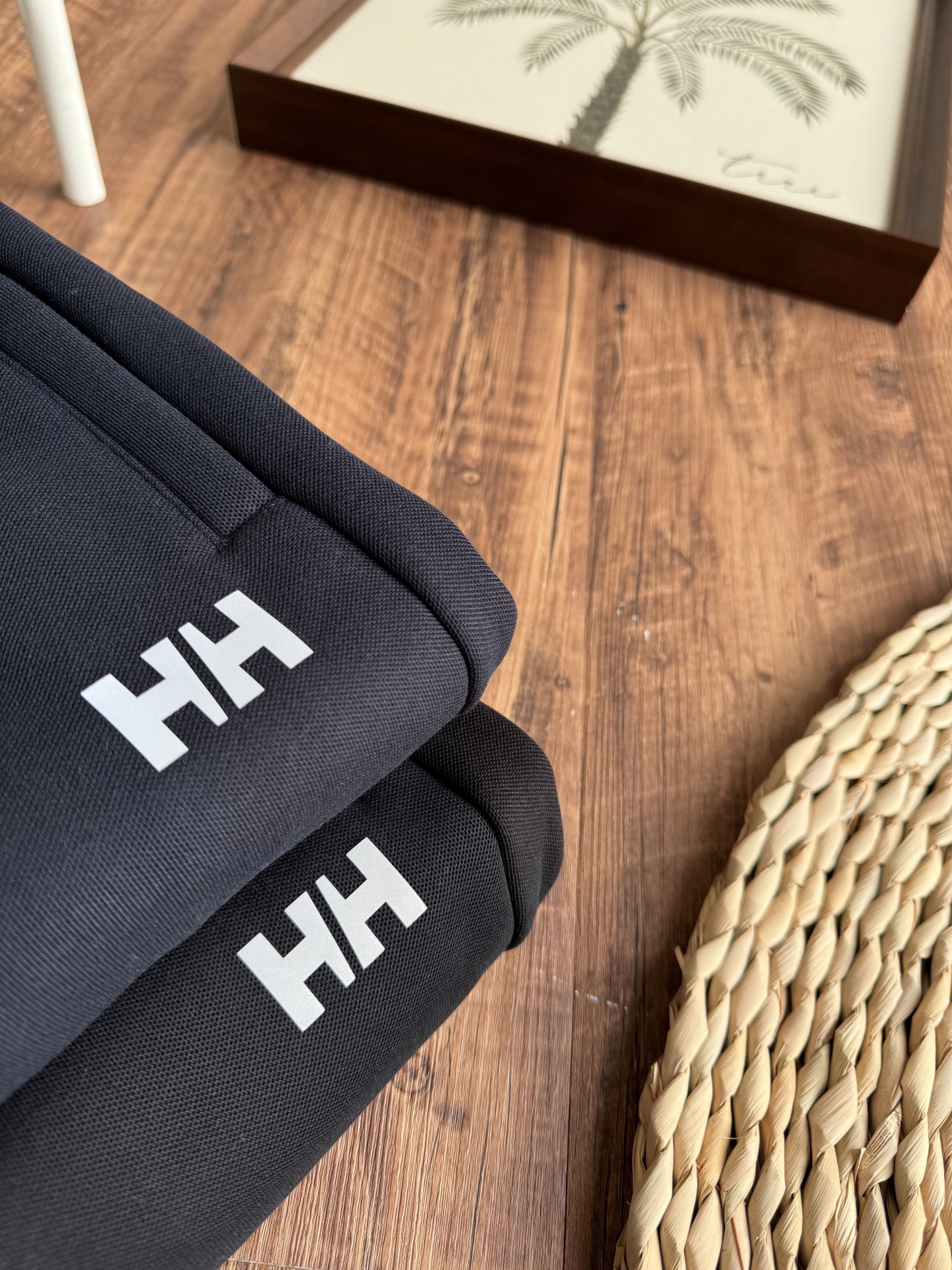 💰120（款号：9901）高品质HH家男士冬季加绒长裤！面料采用【500克欧力斯复合婴儿绒】！严选好货！逼格拉满！线上实体热售爆款！休闲最新款复合加绒面料，上身极其柔软舒适！质感、耐洗度、耐用度都有着较高的品质水准！适合秋冬季穿着！面料原厂面料非市场面料可比上身非常好，长裤作为今年热卖潮流单品，是一些妖艳货不能够相匹敌的！冬季驾驭都是没有问题的！关建是弹力好 ！这款裤子的版型是比较的修身的 ，搭配这弹力比较好的面料，就是相得益彰 ！内里完美包边定制原版HH家Logo标！辅料齐全、细节满满、上身效果超赞！日常休闲外出，运动居家都是最佳的搭配东西好不好最直接的方式就是对比！！喜欢的朋友不要错过！

颜色：黑色 蓝色
尺码：L～5XL

尺码   裤长  腰围　臀围   脚口
L 　      96 　36 　  52      13
XL         98　37.5 　54      13.5
2XL      101　39 　  56      14
3XL      103　40.5　58      14.5
4XL      104　42　   60      15
5XL      105　43.5　62      15.5
 (手工测量，误差1~2cm) 

尺码建议 
L 100~125斤 
XL 125~145斤 
2XL 145~165斤 
3XL 165~180斤 
4XL 180~195斤 
5XL 195~210斤 （仅供参考）