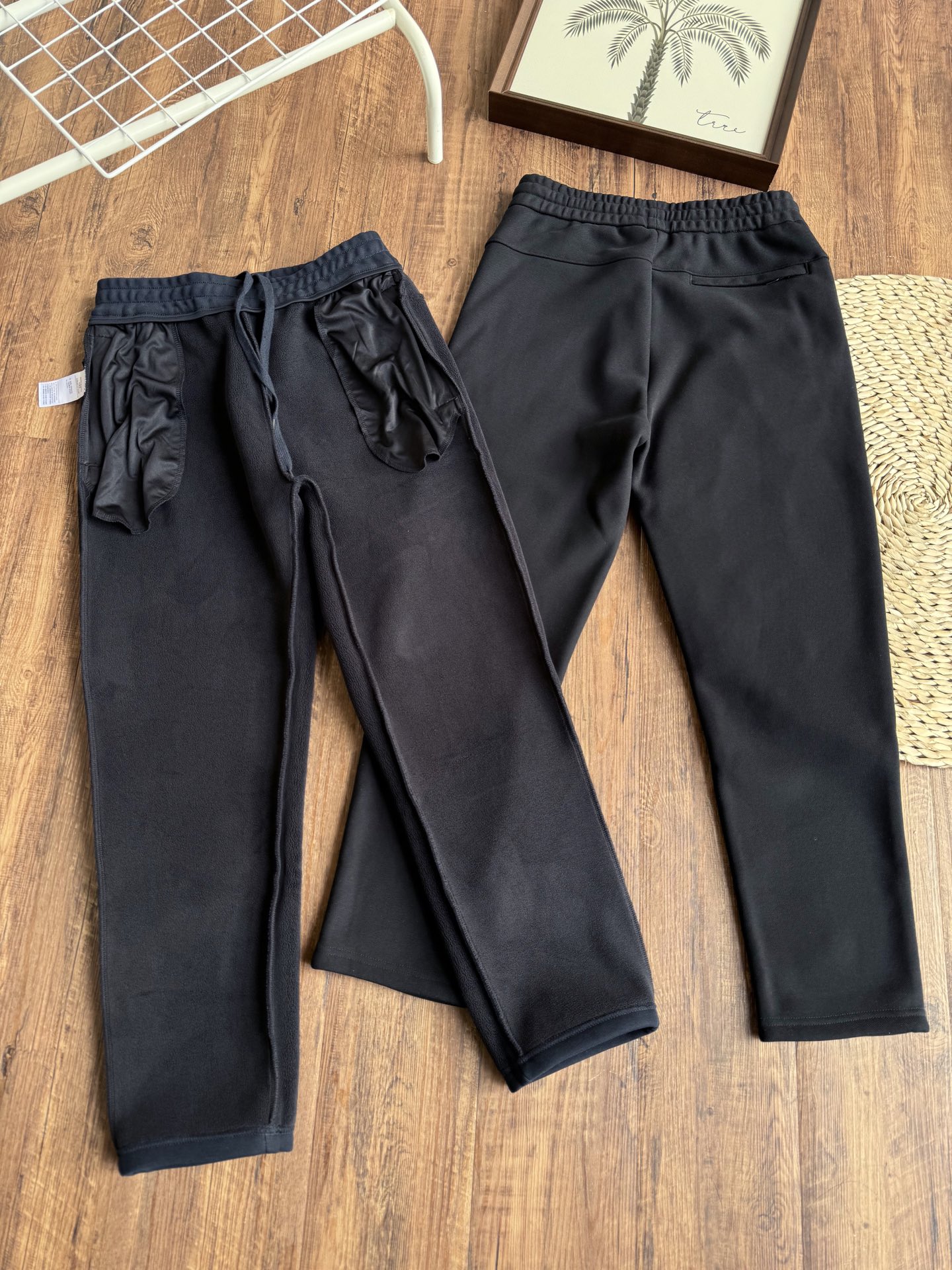 💰120（款号：9901）高品质HH家男士冬季加绒长裤！面料采用【500克欧力斯复合婴儿绒】！严选好货！逼格拉满！线上实体热售爆款！休闲最新款复合加绒面料，上身极其柔软舒适！质感、耐洗度、耐用度都有着较高的品质水准！适合秋冬季穿着！面料原厂面料非市场面料可比上身非常好，长裤作为今年热卖潮流单品，是一些妖艳货不能够相匹敌的！冬季驾驭都是没有问题的！关建是弹力好 ！这款裤子的版型是比较的修身的 ，搭配这弹力比较好的面料，就是相得益彰 ！内里完美包边定制原版HH家Logo标！辅料齐全、细节满满、上身效果超赞！日常休闲外出，运动居家都是最佳的搭配东西好不好最直接的方式就是对比！！喜欢的朋友不要错过！

颜色：黑色 蓝色
尺码：L～5XL

尺码   裤长  腰围　臀围   脚口
L 　      96 　36 　  52      13
XL         98　37.5 　54      13.5
2XL      101　39 　  56      14
3XL      103　40.5　58      14.5
4XL      104　42　   60      15
5XL      105　43.5　62      15.5
 (手工测量，误差1~2cm) 

尺码建议 
L 100~125斤 
XL 125~145斤 
2XL 145~165斤 
3XL 165~180斤 
4XL 180~195斤 
5XL 195~210斤 （仅供参考）