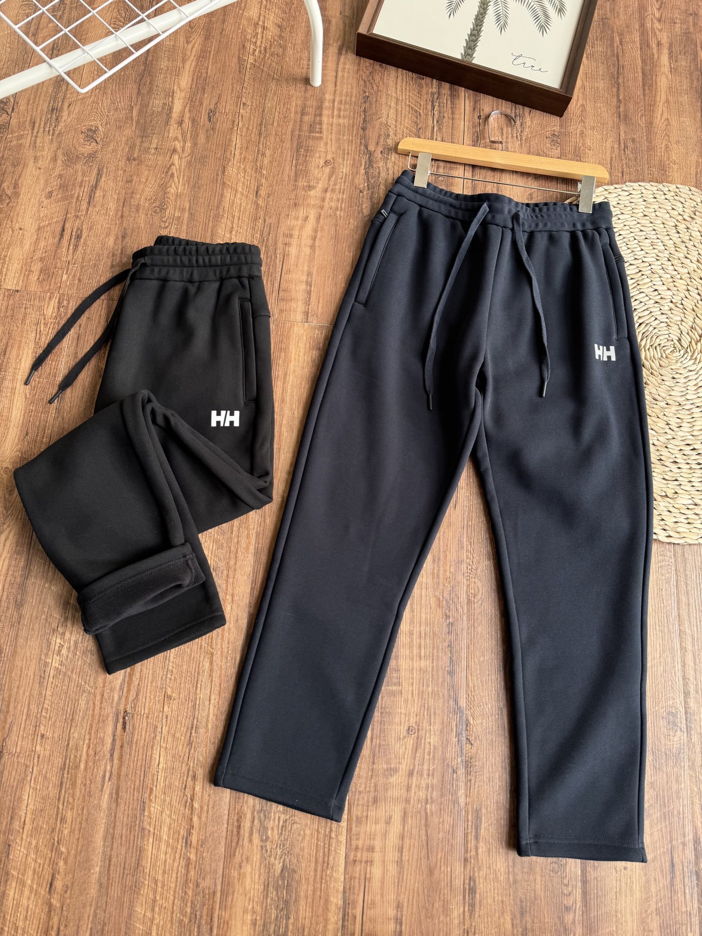 💰120（款号：9901）高品质HH家男士冬季加绒长裤！面料采用【500克欧力斯复合婴儿绒】！严选好货！逼格拉满！线上实体热售爆款！休闲最新款复合加绒面料，上身极其柔软舒适！质感、耐洗度、耐用度都有着较高的品质水准！适合秋冬季穿着！面料原厂面料非市场面料可比上身非常好，长裤作为今年热卖潮流单品，是一些妖艳货不能够相匹敌的！冬季驾驭都是没有问题的！关建是弹力好 ！这款裤子的版型是比较的修身的 ，搭配这弹力比较好的面料，就是相得益彰 ！内里完美包边定制原版HH家Logo标！辅料齐全、细节满满、上身效果超赞！日常休闲外出，运动居家都是最佳的搭配东西好不好最直接的方式就是对比！！喜欢的朋友不要错过！

颜色：黑色 蓝色
尺码：L～5XL

尺码   裤长  腰围　臀围   脚口
L 　      96 　36 　  52      13
XL         98　37.5 　54      13.5
2XL      101　39 　  56      14
3XL      103　40.5　58      14.5
4XL      104　42　   60      15
5XL      105　43.5　62      15.5
 (手工测量，误差1~2cm) 

尺码建议 
L 100~125斤 
XL 125~145斤 
2XL 145~165斤 
3XL 165~180斤 
4XL 180~195斤 
5XL 195~210斤 （仅供参考）