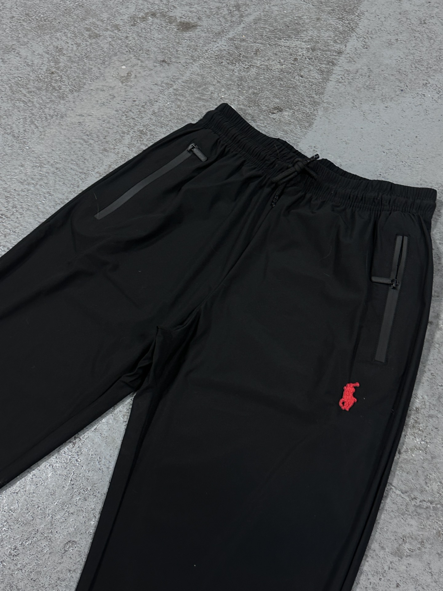 🛒购物价：55💰[轻薄运动训练裤冰丝质感.平价夏日必备单品]库存5000件放心推.高能潮牌冰丝速干卫裤,原标吊牌,冰丝速干裤 L-6XL  夏天必备穿搭 各大网红博主 上身！ 顶级质量！