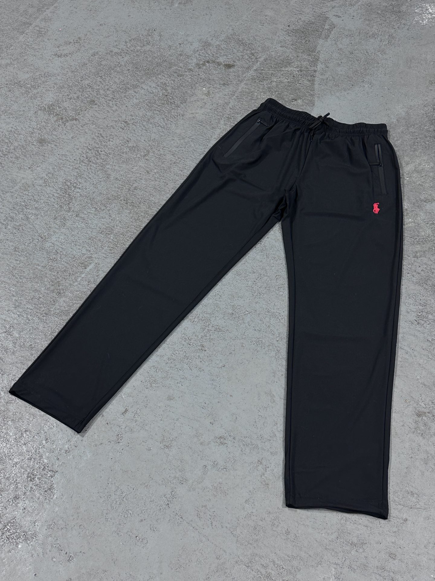 🛒购物价：55💰[轻薄运动训练裤冰丝质感.平价夏日必备单品]库存5000件放心推.高能潮牌冰丝速干卫裤,原标吊牌,冰丝速干裤 L-6XL  夏天必备穿搭 各大网红博主 上身！ 顶级质量！