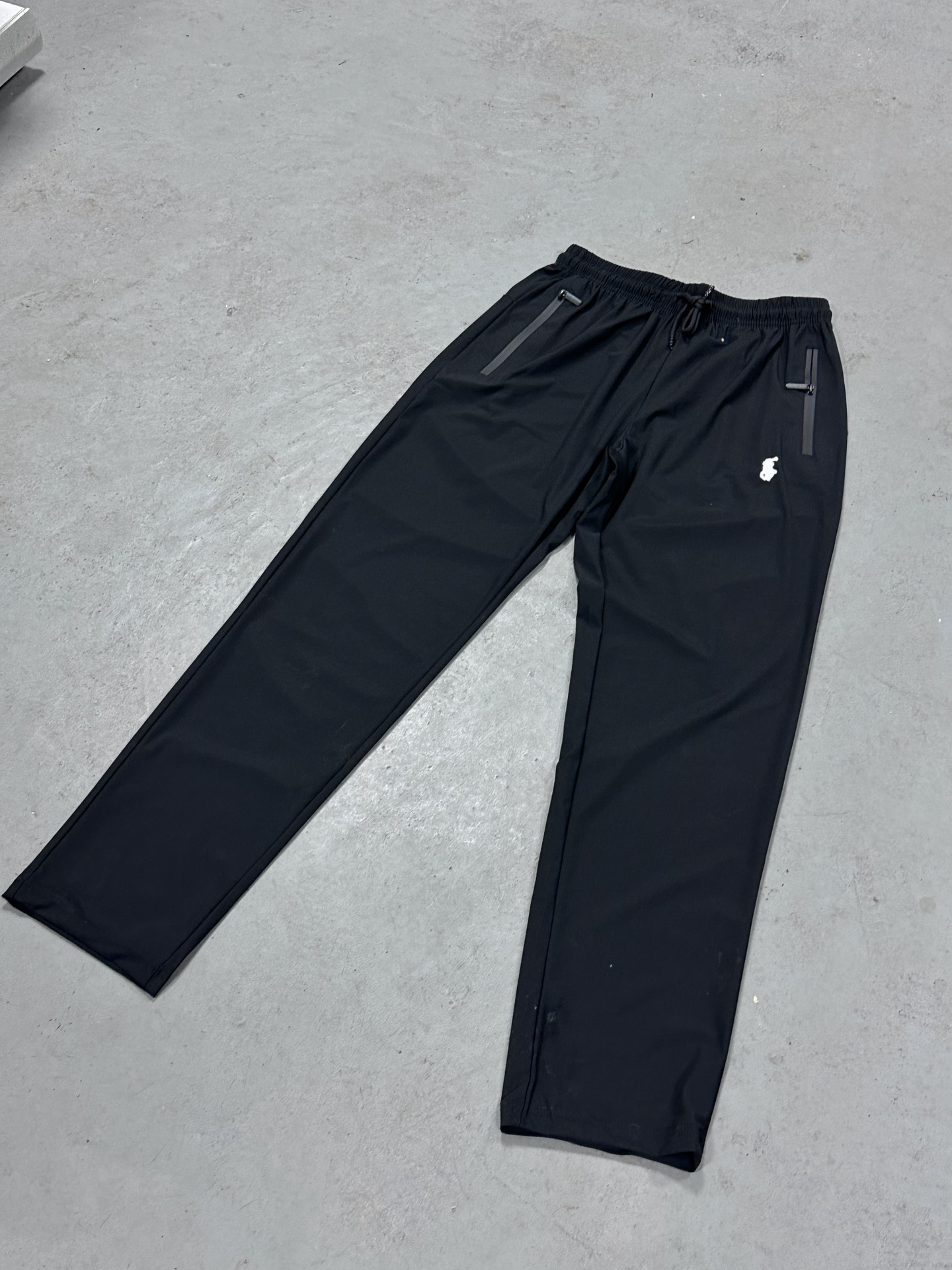 🛒购物价：55💰[轻薄运动训练裤冰丝质感.平价夏日必备单品]库存5000件放心推.高能潮牌冰丝速干卫裤,原标吊牌,冰丝速干裤 L-6XL  夏天必备穿搭 各大网红博主 上身！ 顶级质量！