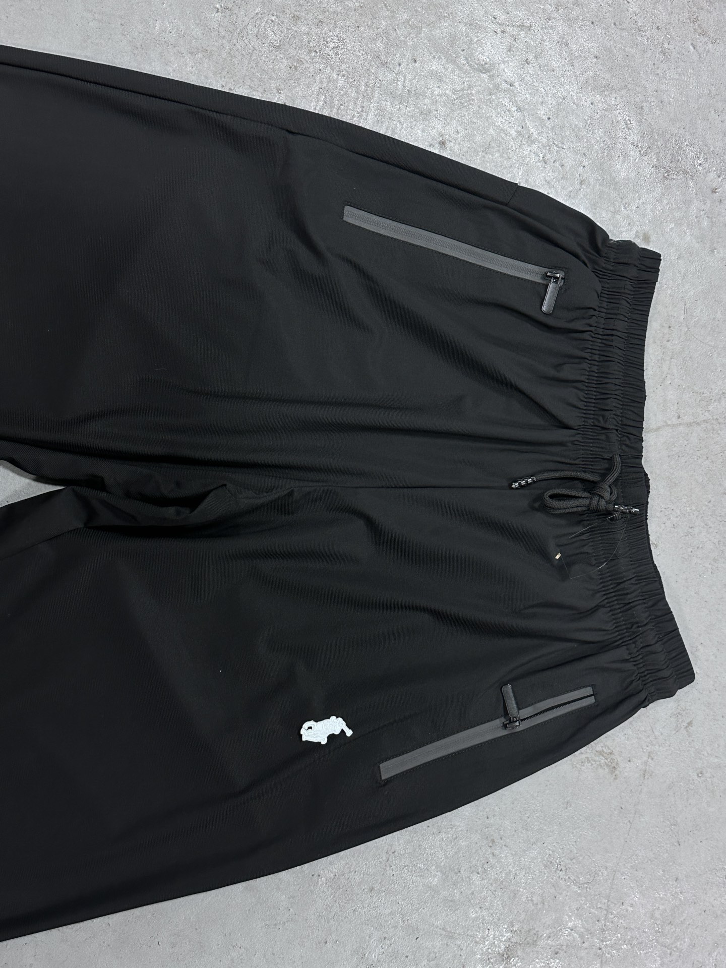 🛒购物价：55💰[轻薄运动训练裤冰丝质感.平价夏日必备单品]库存5000件放心推.高能潮牌冰丝速干卫裤,原标吊牌,冰丝速干裤 L-6XL  夏天必备穿搭 各大网红博主 上身！ 顶级质量！