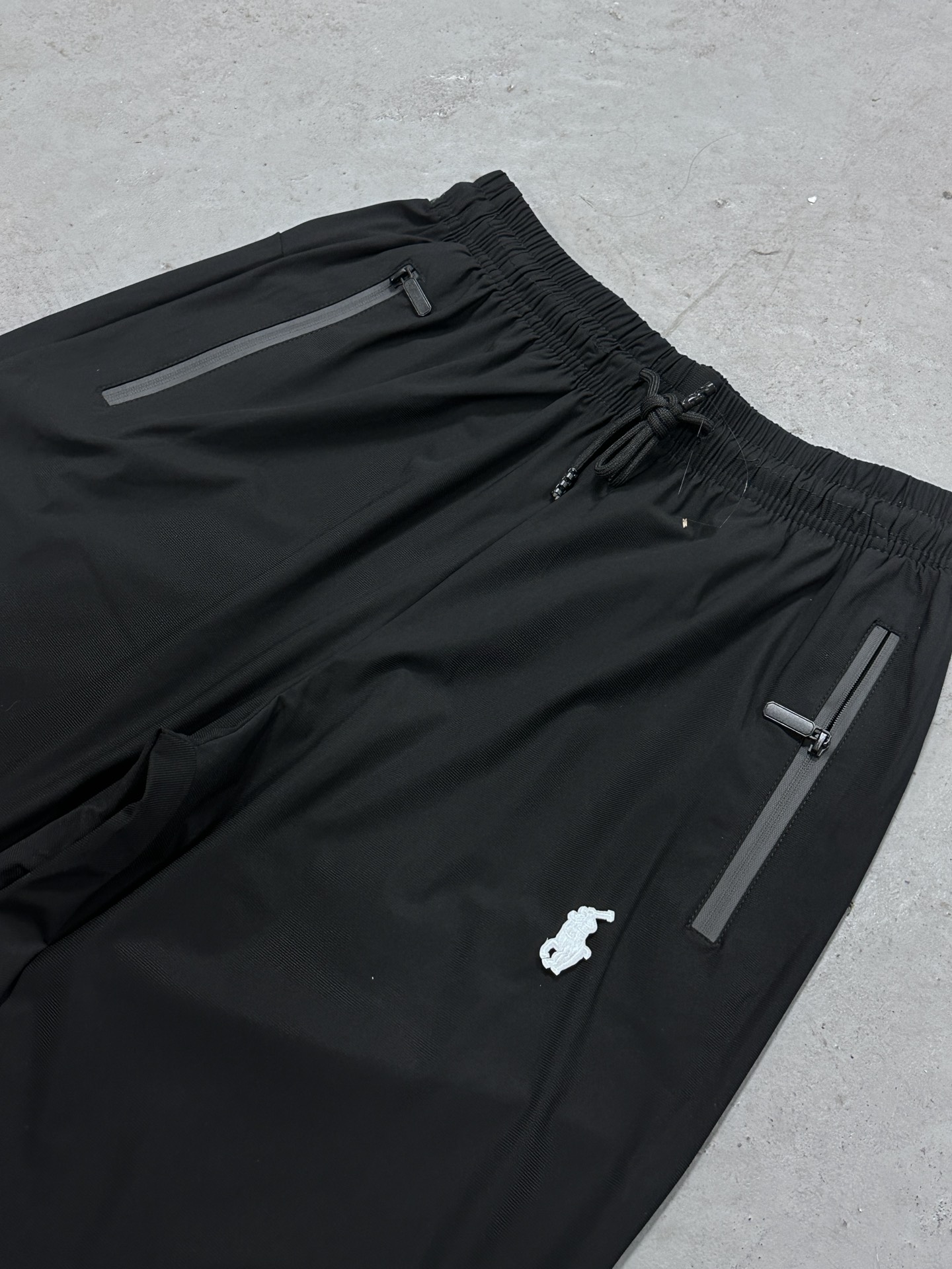 🛒购物价：55💰[轻薄运动训练裤冰丝质感.平价夏日必备单品]库存5000件放心推.高能潮牌冰丝速干卫裤,原标吊牌,冰丝速干裤 L-6XL  夏天必备穿搭 各大网红博主 上身！ 顶级质量！