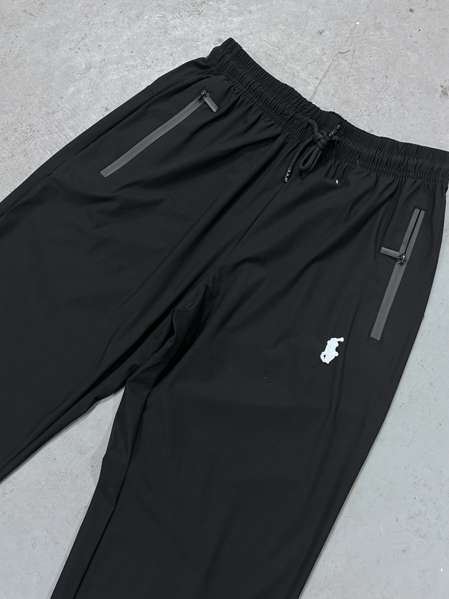 🛒购物价：55💰[轻薄运动训练裤冰丝质感.平价夏日必备单品]库存5000件放心推.高能潮牌冰丝速干卫裤,原标吊牌,冰丝速干裤 L-6XL  夏天必备穿搭 各大网红博主 上身！ 顶级质量！