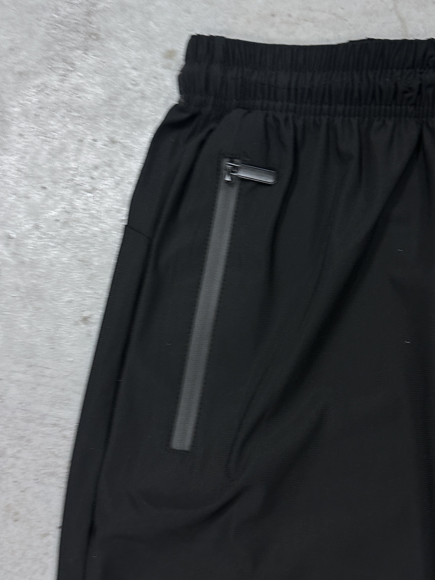 🛒购物价：55💰[轻薄运动训练裤冰丝质感.平价夏日必备单品]库存5000件放心推.高能潮牌冰丝速干卫裤,原标吊牌,冰丝速干裤 L-6XL  夏天必备穿搭 各大网红博主 上身！ 顶级质量！