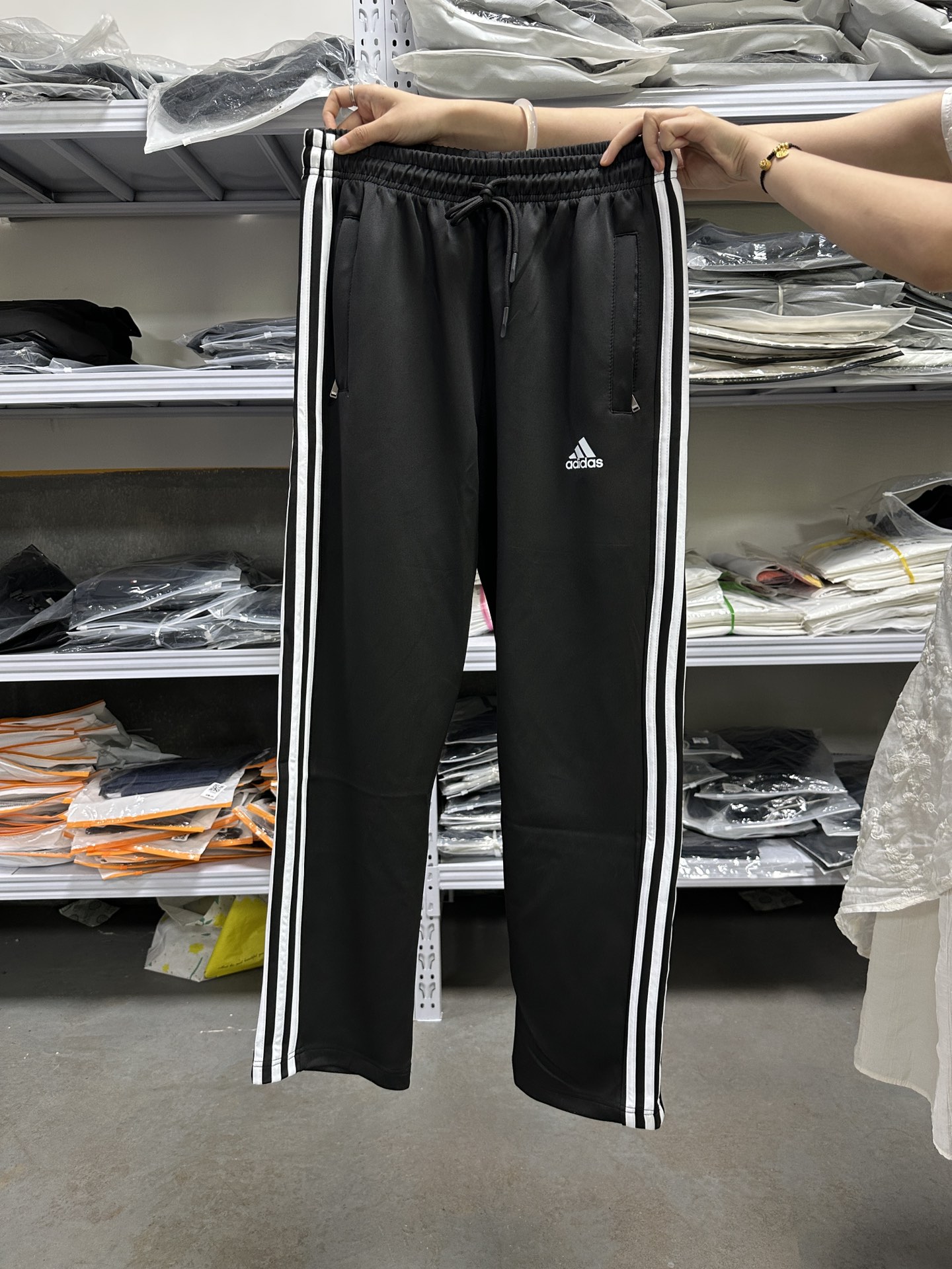 交作业啦
💰53
三杆裤 出货了  冰丝款 和秋款 价格一样 下单备注好即可 没有备注默认 秋款哦  图片就是实拍 图片啥样 收到就是啥样 M-5XL