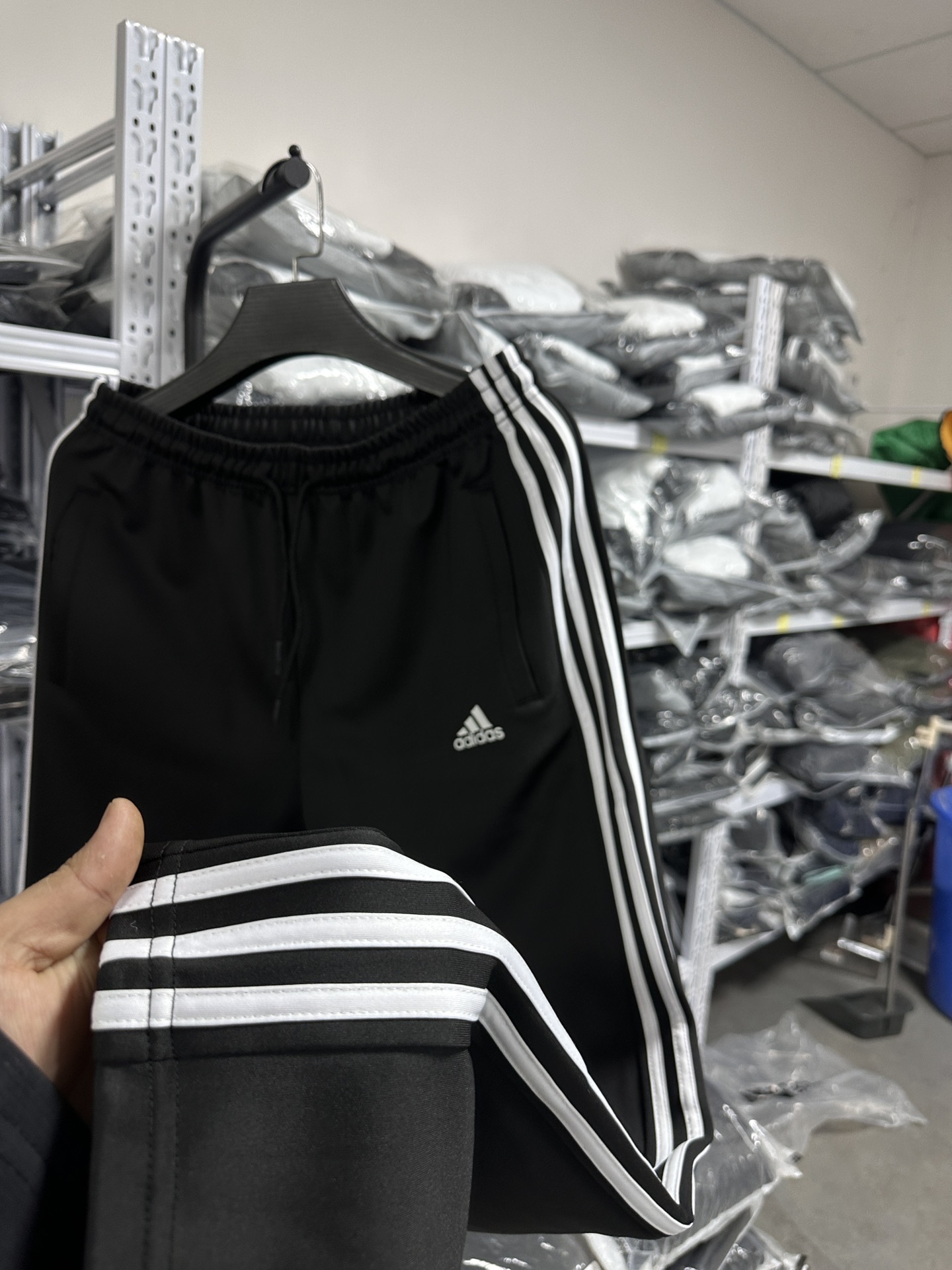 交作业啦
💰53
三杆裤 出货了  冰丝款 和秋款 价格一样 下单备注好即可 没有备注默认 秋款哦  图片就是实拍 图片啥样 收到就是啥样 M-5XL
