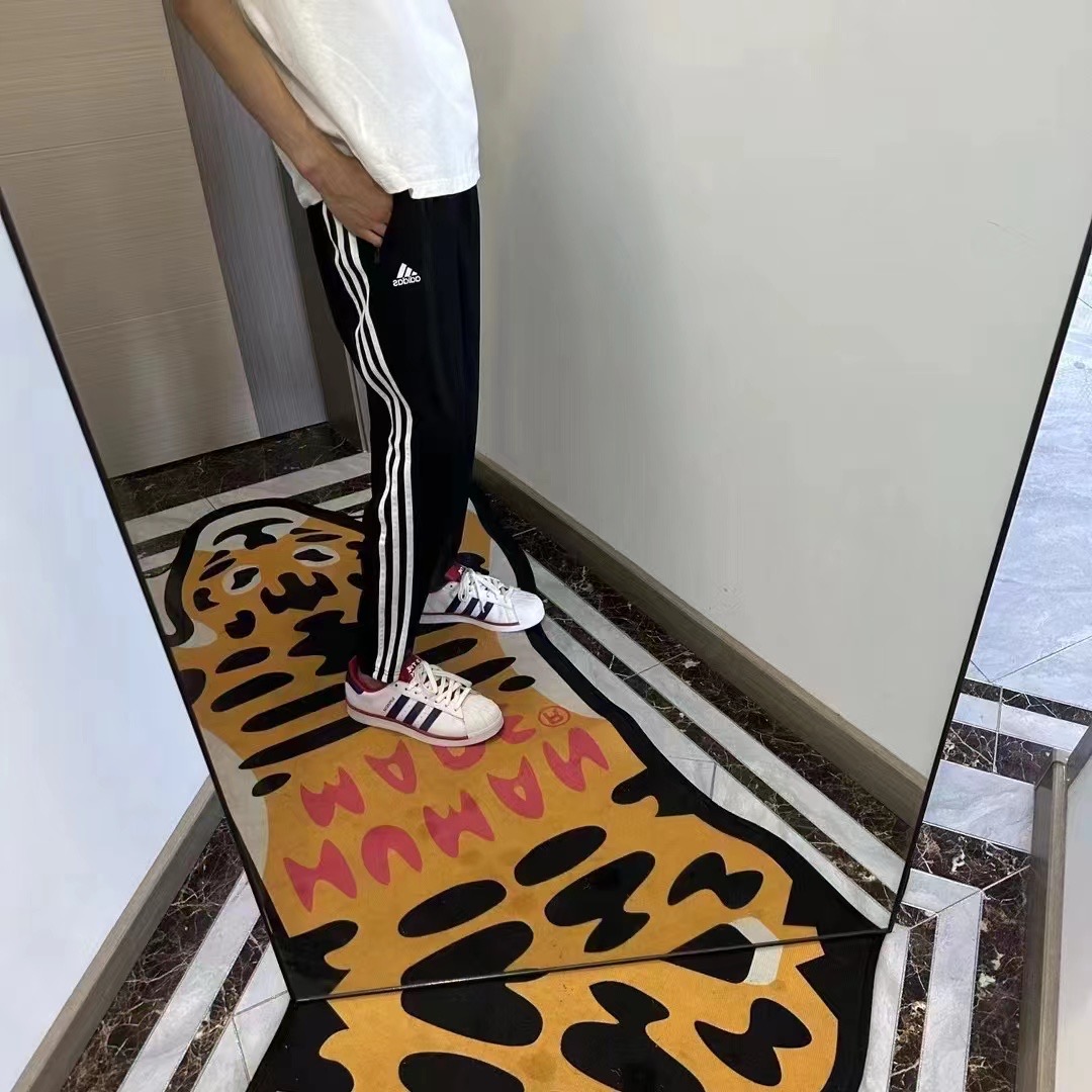 交作业啦
💰53
三杆裤 出货了  冰丝款 和秋款 价格一样 下单备注好即可 没有备注默认 秋款哦  图片就是实拍 图片啥样 收到就是啥样 M-5XL