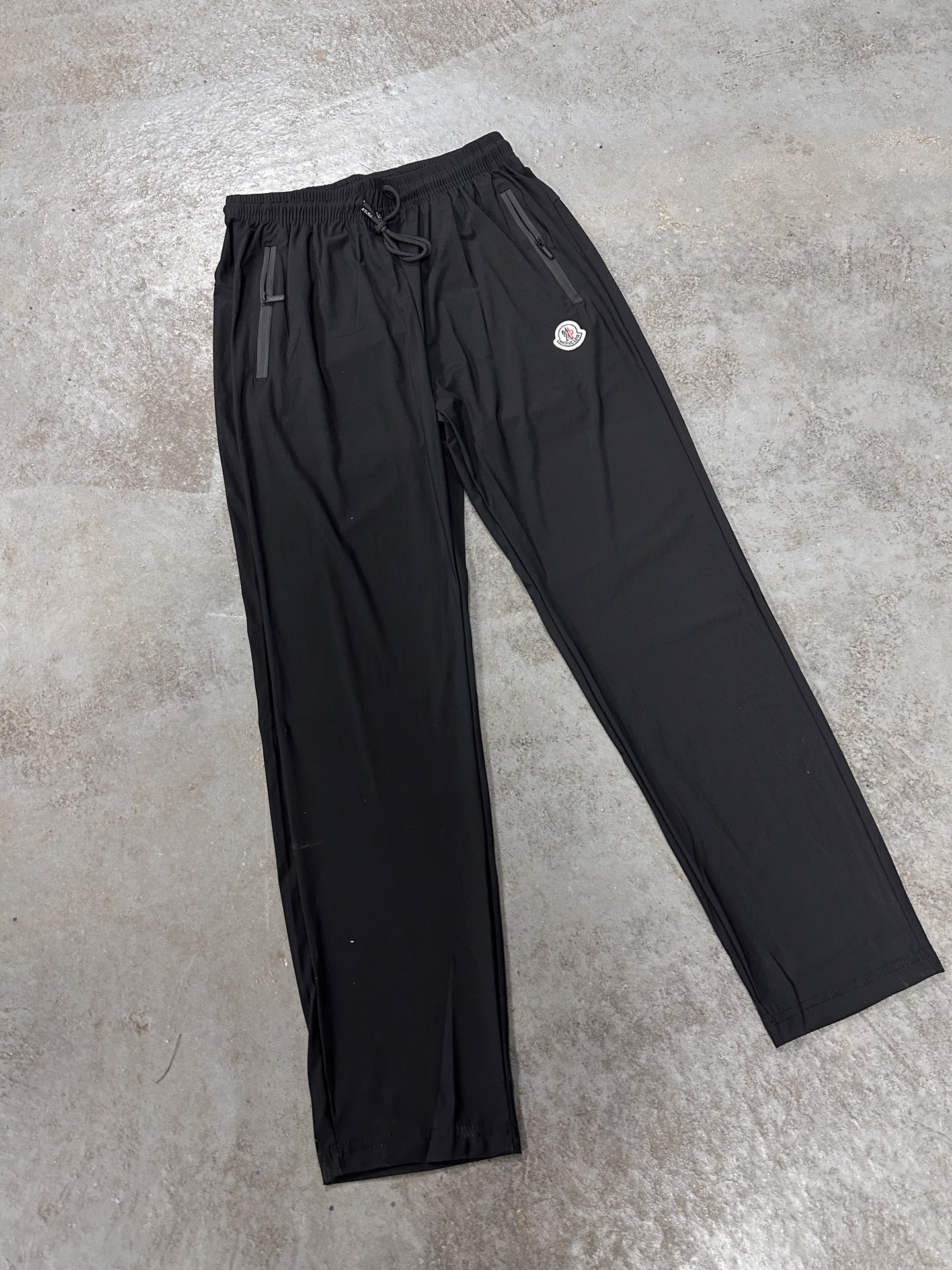 🛒购物价：55💰[轻薄运动训练裤冰丝质感.平价夏日必备单品]库存5000件放心推.高能潮牌冰丝速干卫裤,原标吊牌,冰丝速干裤 L-6XL  夏天必备穿搭 各大网红博主 上身！ 顶级质量！