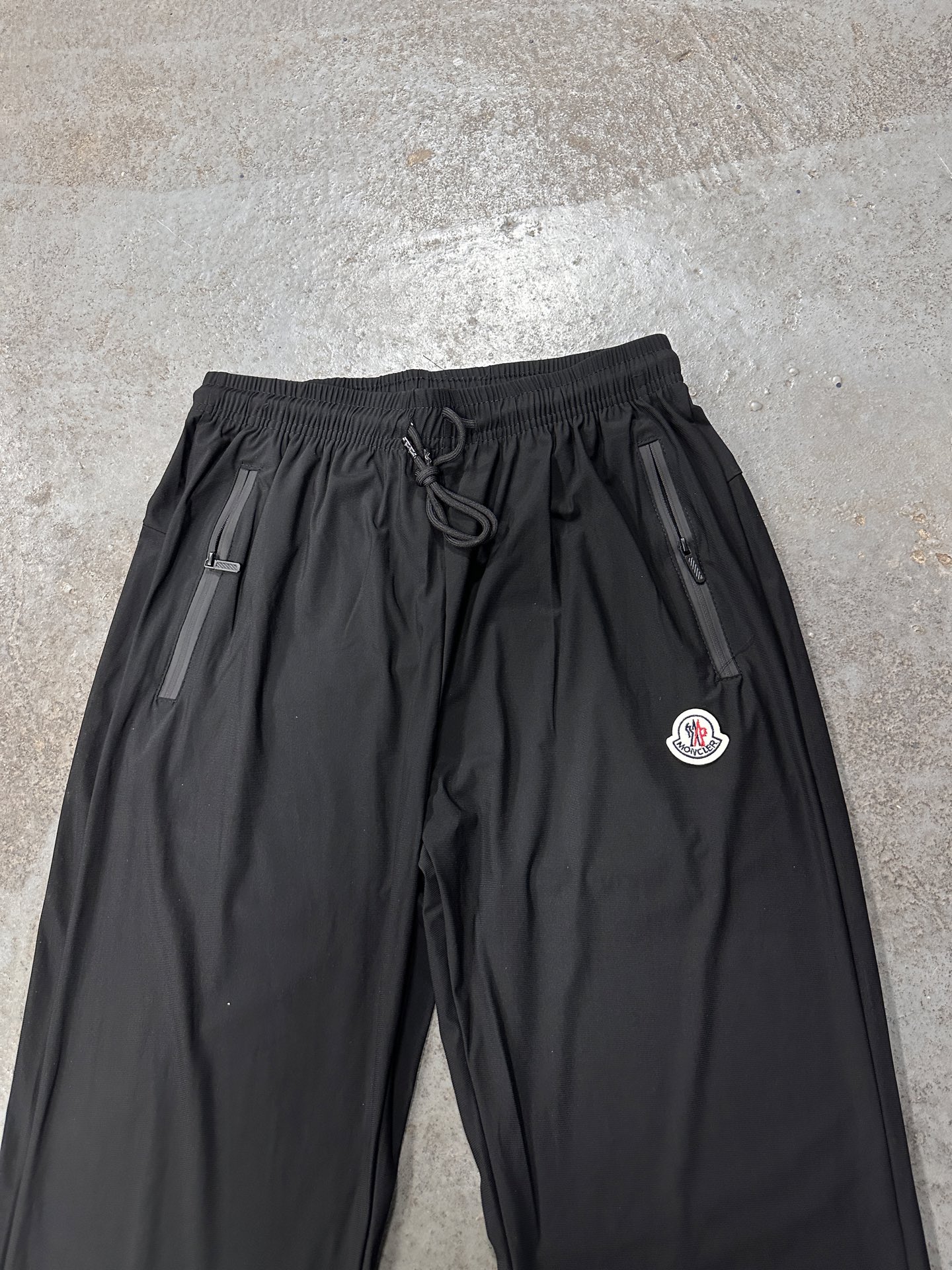 🛒购物价：55💰[轻薄运动训练裤冰丝质感.平价夏日必备单品]库存5000件放心推.高能潮牌冰丝速干卫裤,原标吊牌,冰丝速干裤 L-6XL  夏天必备穿搭 各大网红博主 上身！ 顶级质量！