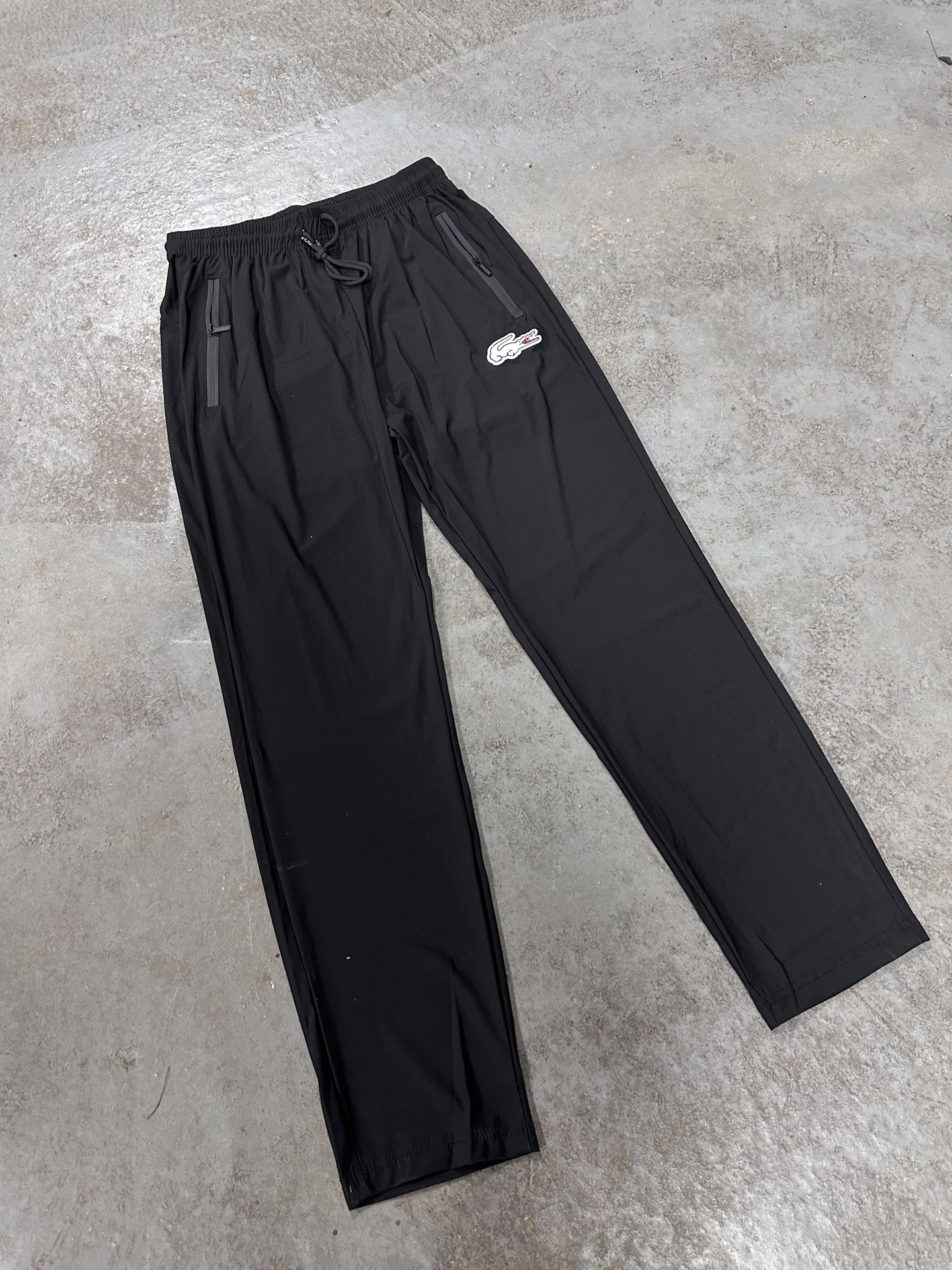 🛒购物价：55💰[轻薄运动训练裤冰丝质感.平价夏日必备单品]库存5000件放心推.高能潮牌冰丝速干卫裤,原标吊牌,冰丝速干裤 L-6XL  夏天必备穿搭 各大网红博主 上身！ 顶级质量！