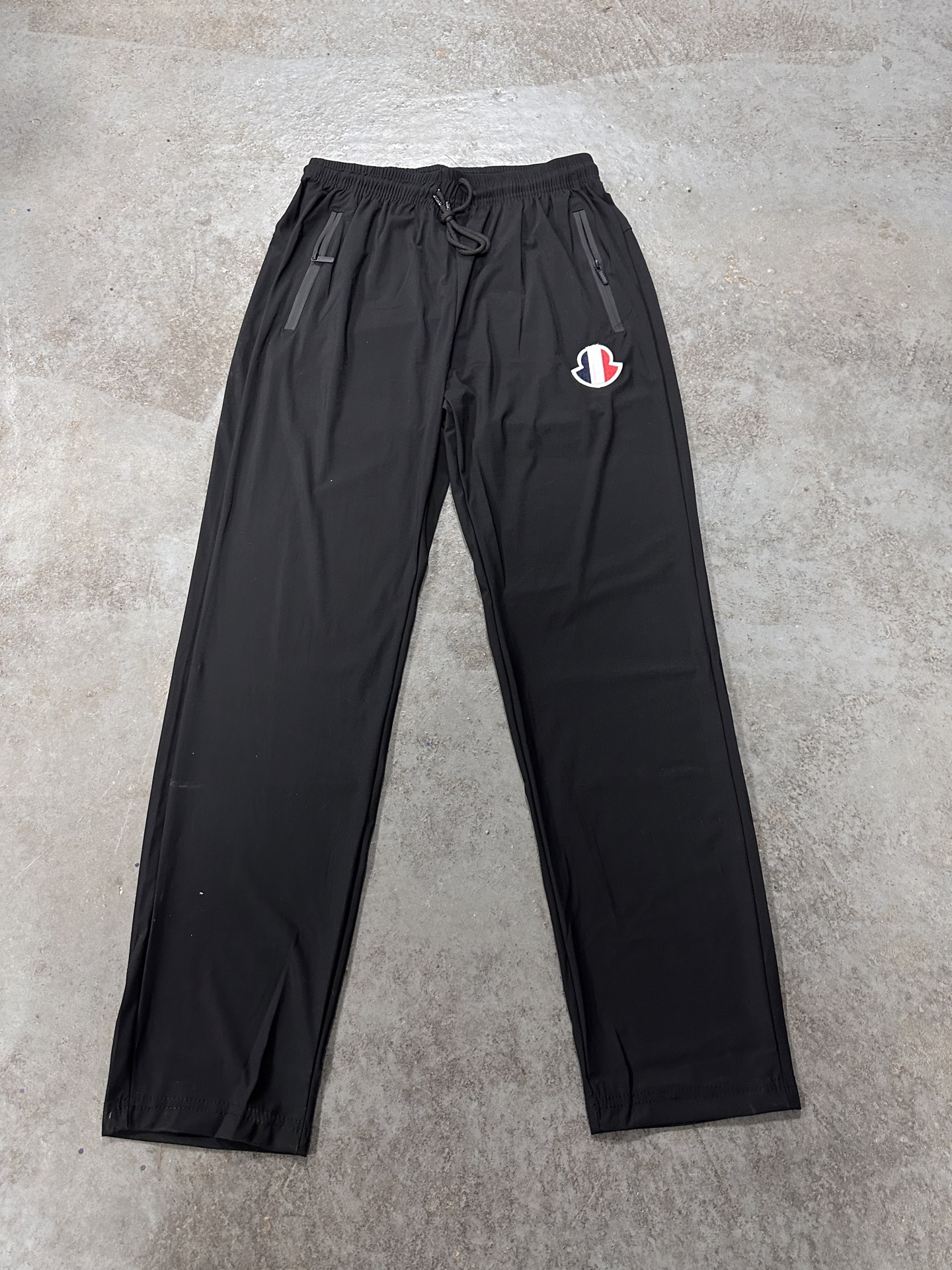 🛒购物价：55💰[轻薄运动训练裤冰丝质感.平价夏日必备单品]库存5000件放心推.高能潮牌冰丝速干卫裤,原标吊牌,冰丝速干裤 L-6XL  夏天必备穿搭 各大网红博主 上身！ 顶级质量！