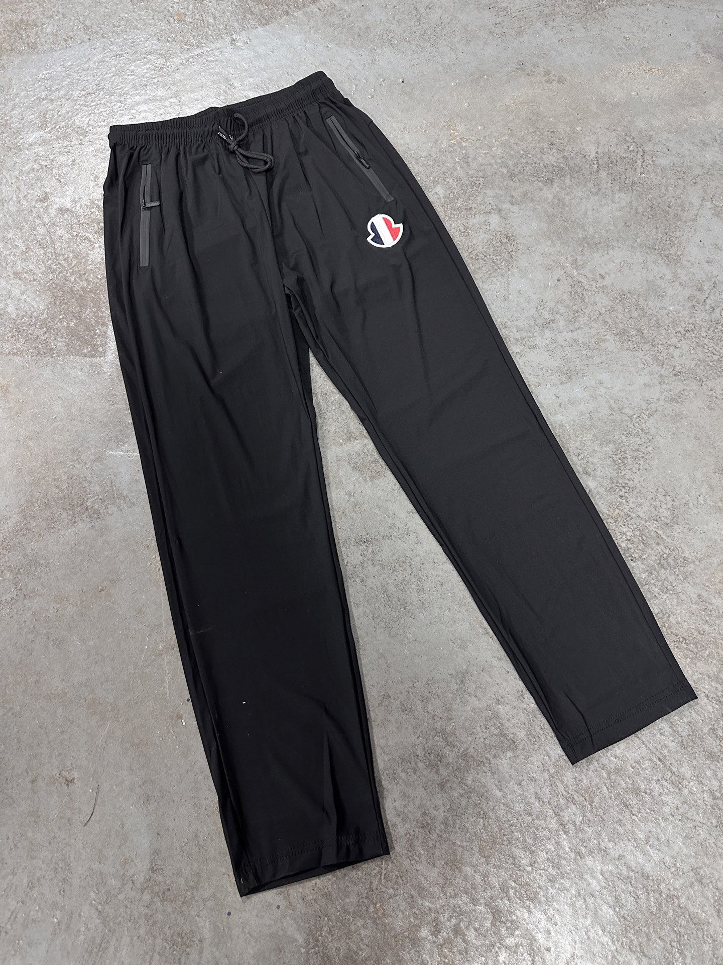 🛒购物价：55💰[轻薄运动训练裤冰丝质感.平价夏日必备单品]库存5000件放心推.高能潮牌冰丝速干卫裤,原标吊牌,冰丝速干裤 L-6XL  夏天必备穿搭 各大网红博主 上身！ 顶级质量！