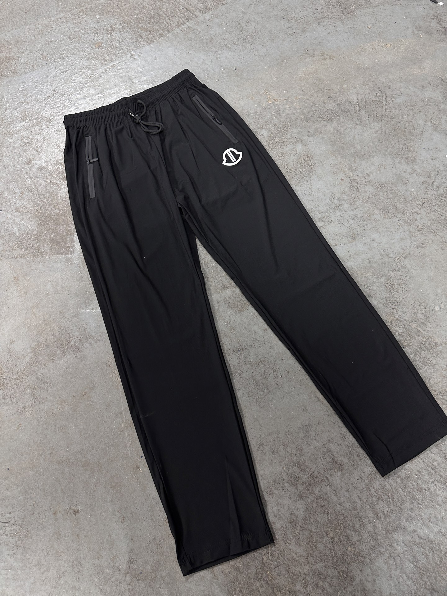 🛒购物价：55💰[轻薄运动训练裤冰丝质感.平价夏日必备单品]库存5000件放心推.高能潮牌冰丝速干卫裤,原标吊牌,冰丝速干裤 L-6XL  夏天必备穿搭 各大网红博主 上身！ 顶级质量！