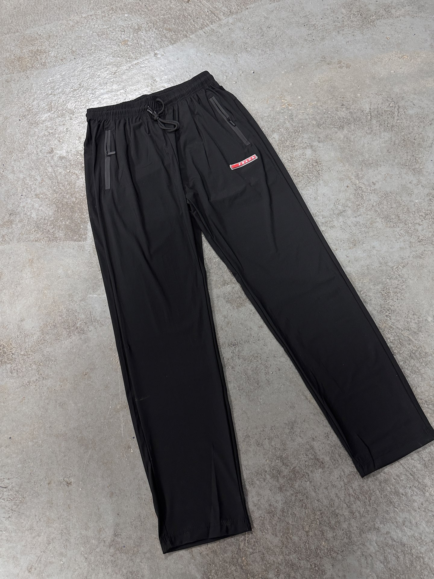 🛒购物价：55💰[轻薄运动训练裤冰丝质感.平价夏日必备单品]库存5000件放心推.高能潮牌冰丝速干卫裤,原标吊牌,冰丝速干裤 L-6XL  夏天必备穿搭 各大网红博主 上身！ 顶级质量！