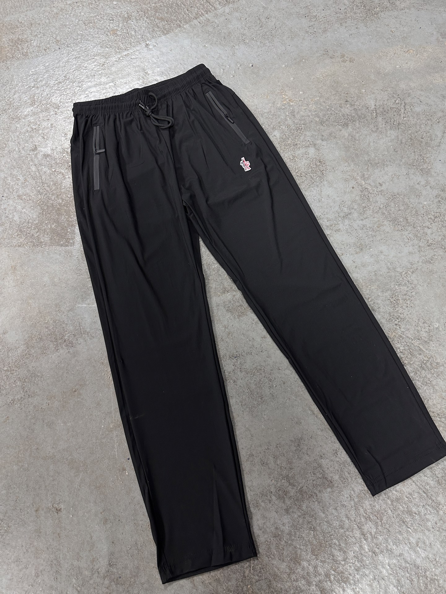🛒购物价：55💰[轻薄运动训练裤冰丝质感.平价夏日必备单品]库存5000件放心推.高能潮牌冰丝速干卫裤,原标吊牌,冰丝速干裤 L-6XL  夏天必备穿搭 各大网红博主 上身！ 顶级质量！