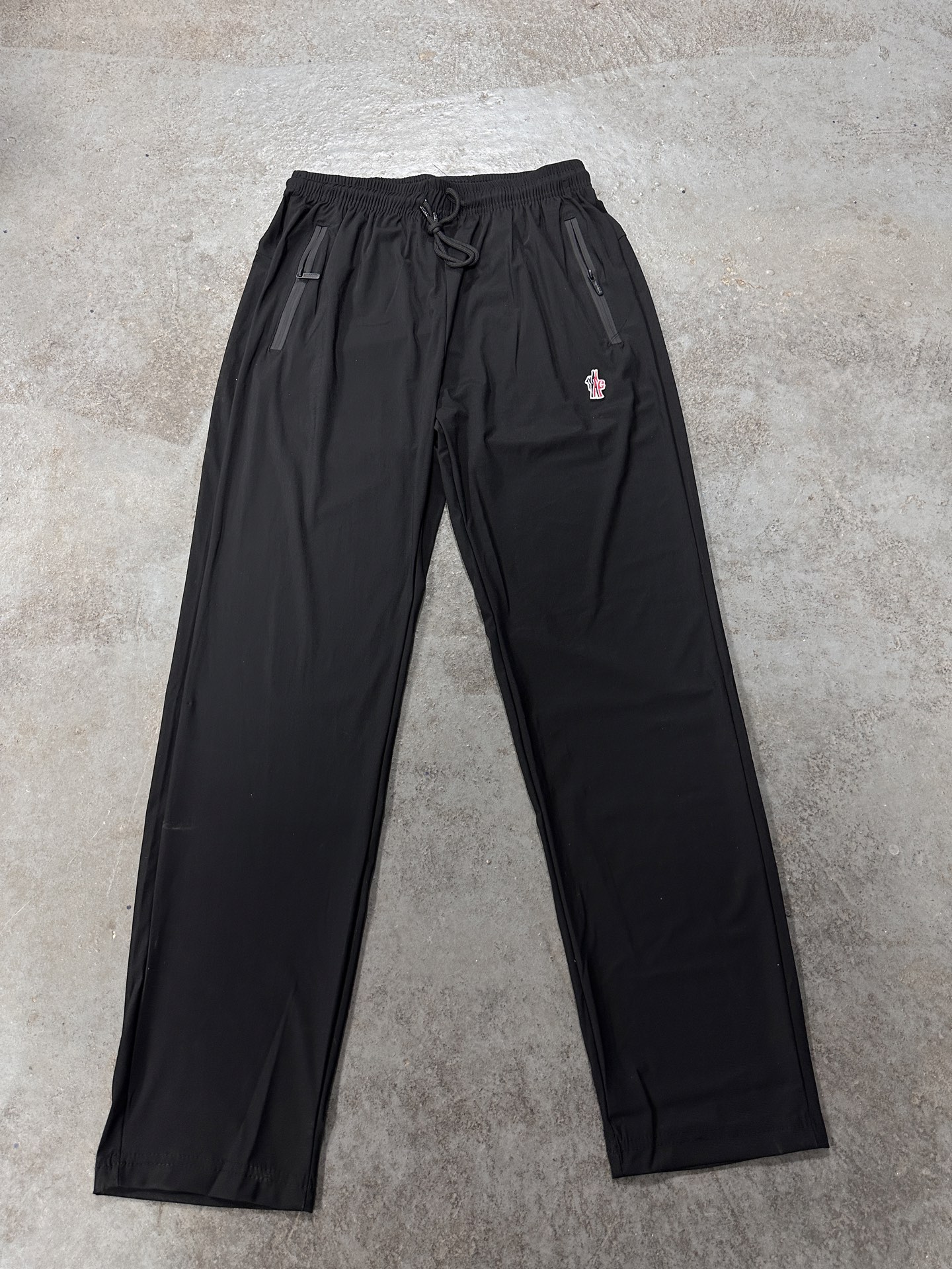 🛒购物价：55💰[轻薄运动训练裤冰丝质感.平价夏日必备单品]库存5000件放心推.高能潮牌冰丝速干卫裤,原标吊牌,冰丝速干裤 L-6XL  夏天必备穿搭 各大网红博主 上身！ 顶级质量！