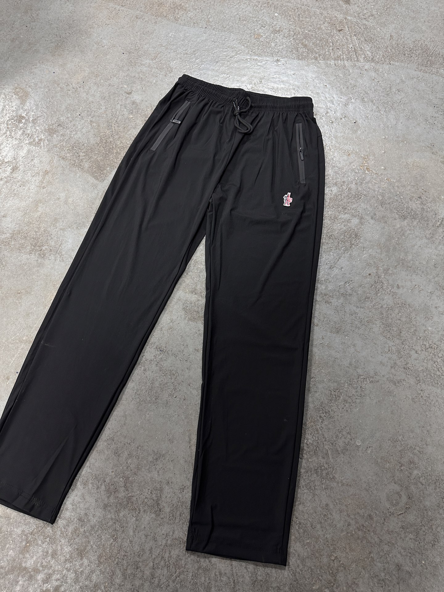 🛒购物价：55💰[轻薄运动训练裤冰丝质感.平价夏日必备单品]库存5000件放心推.高能潮牌冰丝速干卫裤,原标吊牌,冰丝速干裤 L-6XL  夏天必备穿搭 各大网红博主 上身！ 顶级质量！