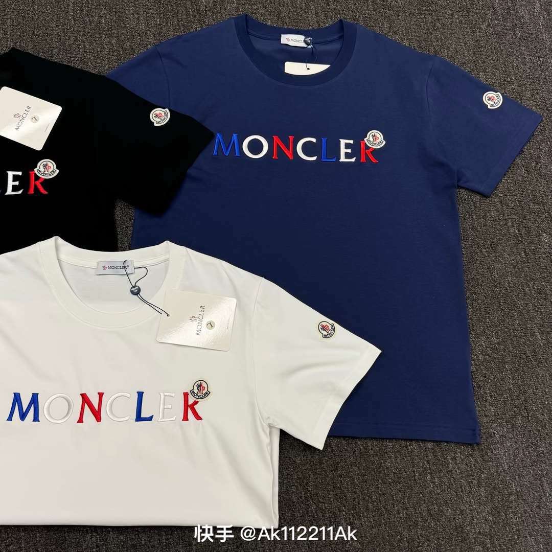 💰55 广州版本 300克 三标齐全刺绣logo
(最高版本 原版面料 高版本 高品质)
⚠所有细节 面料辅料工艺(全部1:1 过验)
(店主是“细节怪物” 所以做的货也注重细节)
1⃣区别市场货不对版:全部走单线❌
咱家正品1:1的特种机压线(对机器工人要求高)
2⃣区别市场看图做货 布料色差太大
一分价钱一分货,不做快餐货
3⃣区别市场低版本领标 吊牌 洗水标
咱家全部辅料订做(过验级别)
4⃣ 区别市场无细节可言的做工❌
咱家做工:领口、肩线、袖窿、袖口、下摆
(提高成本也要还原正品:过肩压条 双针走线🔍)
【面料】:250g纯棉毛圈高克重版本面料(原版面料)
M-5XL
