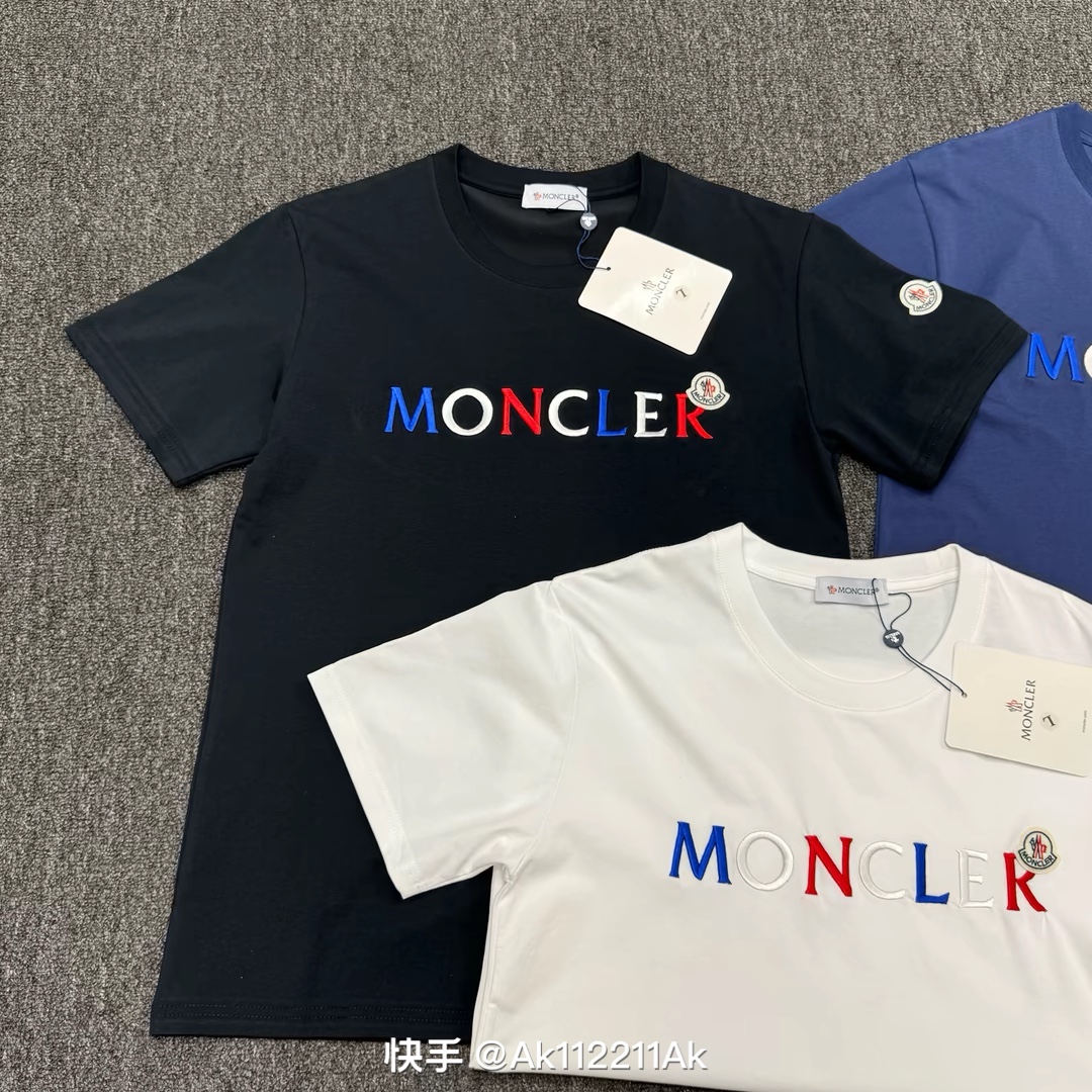 💰55 广州版本 300克 三标齐全刺绣logo
(最高版本 原版面料 高版本 高品质)
⚠所有细节 面料辅料工艺(全部1:1 过验)
(店主是“细节怪物” 所以做的货也注重细节)
1⃣区别市场货不对版:全部走单线❌
咱家正品1:1的特种机压线(对机器工人要求高)
2⃣区别市场看图做货 布料色差太大
一分价钱一分货,不做快餐货
3⃣区别市场低版本领标 吊牌 洗水标
咱家全部辅料订做(过验级别)
4⃣ 区别市场无细节可言的做工❌
咱家做工:领口、肩线、袖窿、袖口、下摆
(提高成本也要还原正品:过肩压条 双针走线🔍)
【面料】:250g纯棉毛圈高克重版本面料(原版面料)
M-5XL