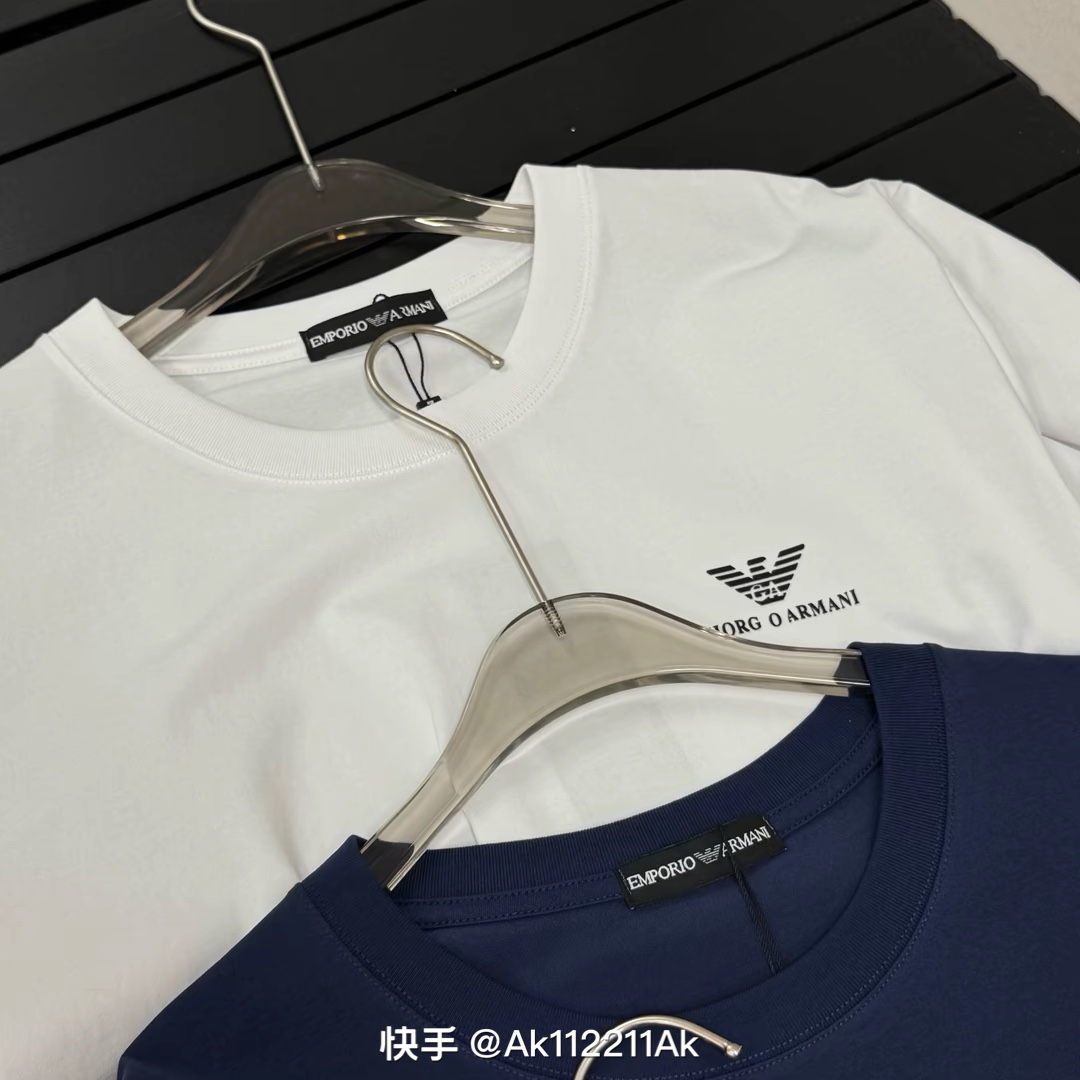 💰55 广州版本 300克 三标齐全 硅胶logo
(最高版本 原版面料 高版本 高品质)
⚠所有细节 面料辅料工艺(全部1:1 过验)
(店主是“细节怪物” 所以做的货也注重细节)
1⃣区别市场货不对版:全部走单线❌
咱家正品1:1的特种机压线(对机器工人要求高)
2⃣区别市场看图做货 布料色差太大
一分价钱一分货,不做快餐货
3⃣区别市场低版本领标 吊牌 洗水标
咱家全部辅料订做(过验级别)
4⃣ 区别市场无细节可言的做工❌
咱家做工:领口、肩线、袖窿、袖口、下摆
(提高成本也要还原正品:过肩压条 双针走线🔍)
【面料】:250g纯棉毛圈高克重版本面料(原版面料)
M-5XL