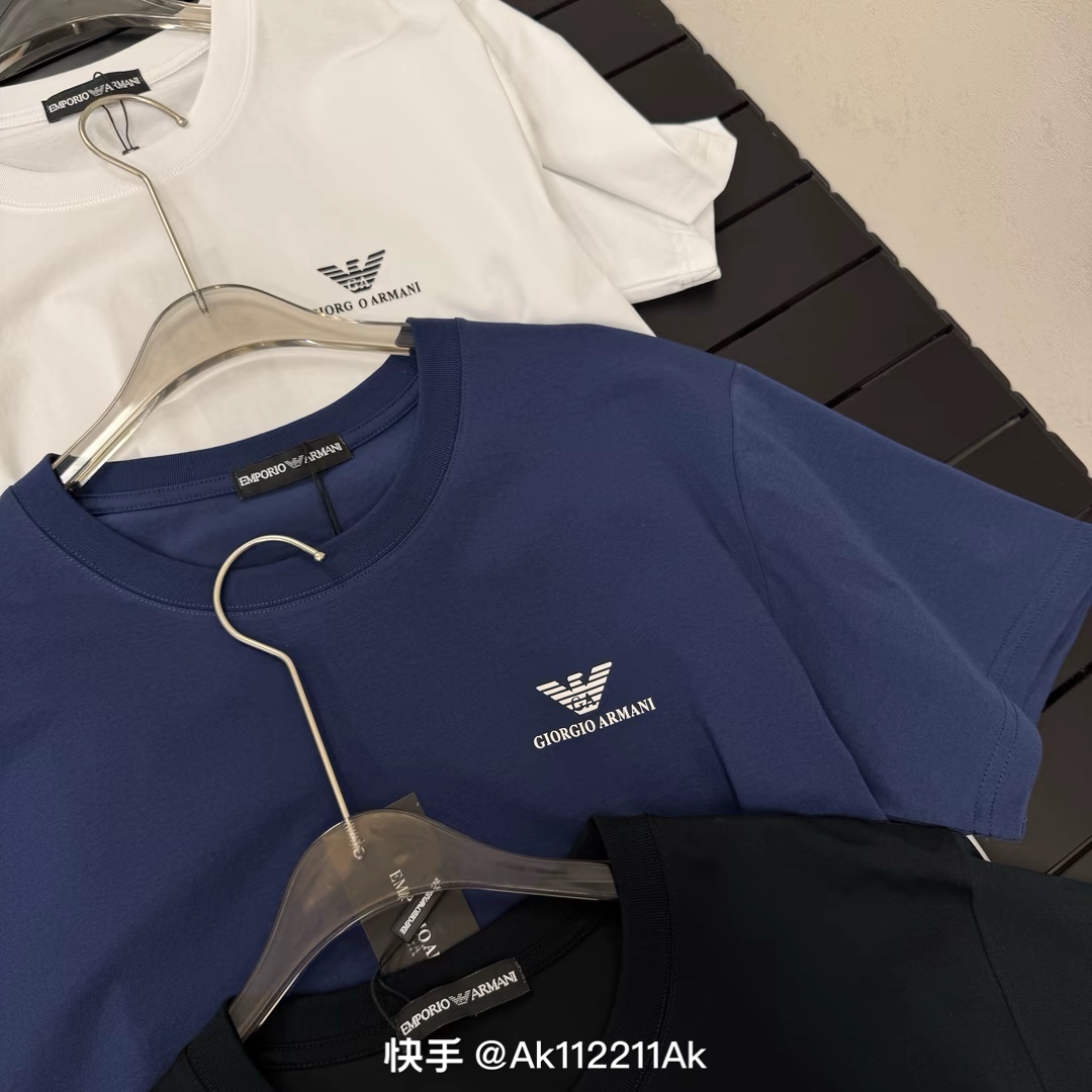 💰55 广州版本 300克 三标齐全 硅胶logo
(最高版本 原版面料 高版本 高品质)
⚠所有细节 面料辅料工艺(全部1:1 过验)
(店主是“细节怪物” 所以做的货也注重细节)
1⃣区别市场货不对版:全部走单线❌
咱家正品1:1的特种机压线(对机器工人要求高)
2⃣区别市场看图做货 布料色差太大
一分价钱一分货,不做快餐货
3⃣区别市场低版本领标 吊牌 洗水标
咱家全部辅料订做(过验级别)
4⃣ 区别市场无细节可言的做工❌
咱家做工:领口、肩线、袖窿、袖口、下摆
(提高成本也要还原正品:过肩压条 双针走线🔍)
【面料】:250g纯棉毛圈高克重版本面料(原版面料)
M-5XL