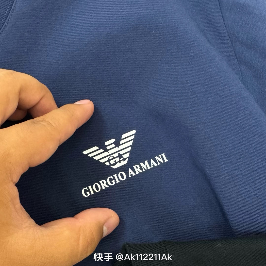 💰55 广州版本 300克 三标齐全 硅胶logo
(最高版本 原版面料 高版本 高品质)
⚠所有细节 面料辅料工艺(全部1:1 过验)
(店主是“细节怪物” 所以做的货也注重细节)
1⃣区别市场货不对版:全部走单线❌
咱家正品1:1的特种机压线(对机器工人要求高)
2⃣区别市场看图做货 布料色差太大
一分价钱一分货,不做快餐货
3⃣区别市场低版本领标 吊牌 洗水标
咱家全部辅料订做(过验级别)
4⃣ 区别市场无细节可言的做工❌
咱家做工:领口、肩线、袖窿、袖口、下摆
(提高成本也要还原正品:过肩压条 双针走线🔍)
【面料】:250g纯棉毛圈高克重版本面料(原版面料)
M-5XL