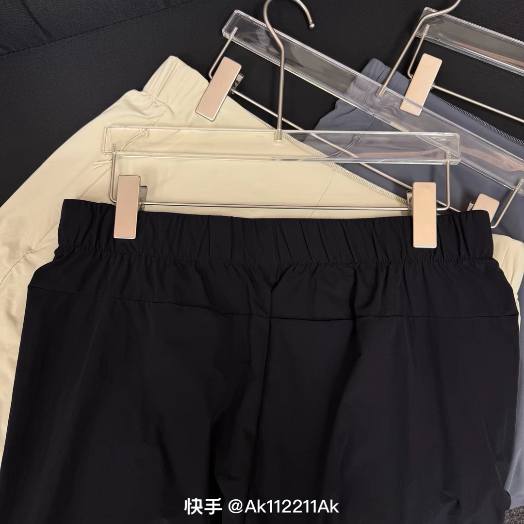 💰65 
高货梭织速干短裤！硅胶标志，今年新款黑科技面料，又轻薄，|||又舒适，上身轻量无感，小码整体克重才120G，裤腿是无痕压胶，隐形口袋，很大气百搭，品质杠杠的！
颜色：黑色，杏色，豆绿，深灰
尺码：M～4XL    90穿到200斤

