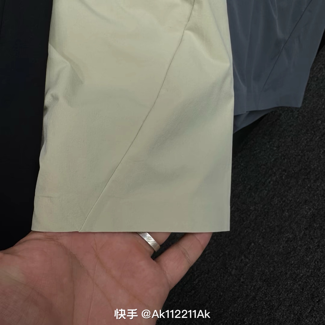 💰65 
高货梭织速干短裤！硅胶标志，今年新款黑科技面料，又轻薄，|||又舒适，上身轻量无感，小码整体克重才120G，裤腿是无痕压胶，隐形口袋，很大气百搭，品质杠杠的！
颜色：黑色，杏色，豆绿，深灰
尺码：M～4XL    90穿到200斤
