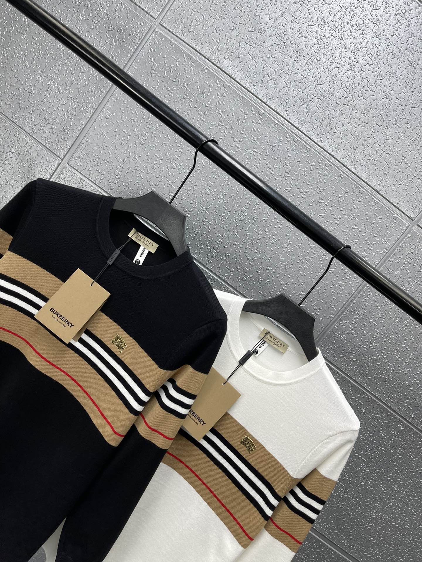 🛒150💰『常熟纯原高端货』✅每日新品上新,质量品质放心,三标齐全版本,新款巴宝莉战马镶钻条纹圆领针织毛衣
这款真的火啊 各大明星博主都在穿 看起来简简单单 上身真的不要太好看 标志性的小logo格外亮眼 极简主义风格 慵懒随性 高级又时尚 百搭不挑人 质感软糯轻盈 男女同款 毛衣的厉害之处就是穿法多,常为单穿、内搭、外搭。每种穿法感觉都不一样,内搭的毛衣是冬季万能的内搭单品,外套搭风衣或羽绒服。单穿或外搭毛衣适合秋季或室内 推荐给所有人 这件一定要冲哇!
✅毛织材质舒适亲肤,厚薄度打底穿刚刚好,经典简约百搭男女情侣打底款毛衣,ZP购入原版制作,冬季搭配时髦凹造型的优选哟‼️
颜色 黑色 白色
尺码 Xl-5Xl
