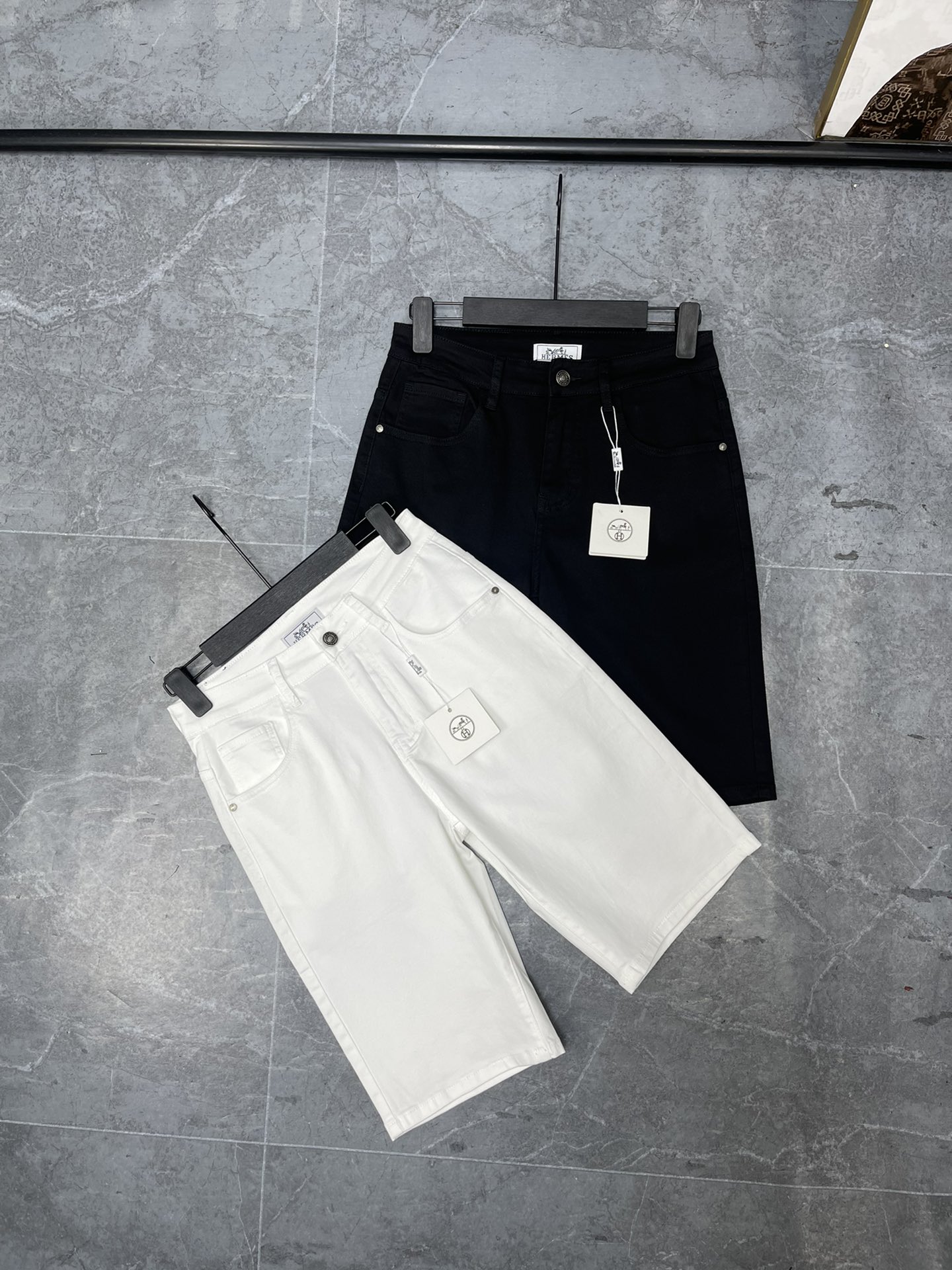 NO:429262,Hermes Jeans Popular and popular summer Hermes Hermes new super soft double horse denim shorts!  H's latest top-quality materials are super soft Khmer washing denim fabric!  Customized hardware accessories. Each piece is as expensive as three times the conventional craftsmanship. It has a very delicate touch. I really love it when I get it. It is full of high-end feeling!  Details and details!  The latest first launch main promotion model!  The whole body is simple and atmospheric, and the back pockets of the pants are made of high-quality craftsmanship and are extremely exquisite with the belt!  The inner material is real, just for the ultimate touch, without sacrificing high costs!  The world's first new product!  Hot-selling counters, extremely luxurious Color Black White Size 28-38 (no 35), hermes, hermes, shorts, jeans, alexander wang19860909爱马仕牛仔裤 人气爆款夏季Hermes爱马仕新品超柔双马牛仔短裤！ H家最新顶级用料超柔高棉水洗牛仔面料！定制五金配件 每一件水洗费用高达常规工艺三倍之多,触感极致细腻,拿到手实物真心爱不释手,高级感满满！ 细节细节再细节！最新首发主推款！全身简约大气设计,裤子后口袋采用高品质工艺 搭配腰带极为精致！内里真材实料,只为极致触感,不牺高成本！ 全球首发新品！专柜热销爆款,极致奢华 颜色 黑色 白色 尺码 28-38（无35）,,hermes,hermes,shorts,jeans,alexander wang,Men's clothing