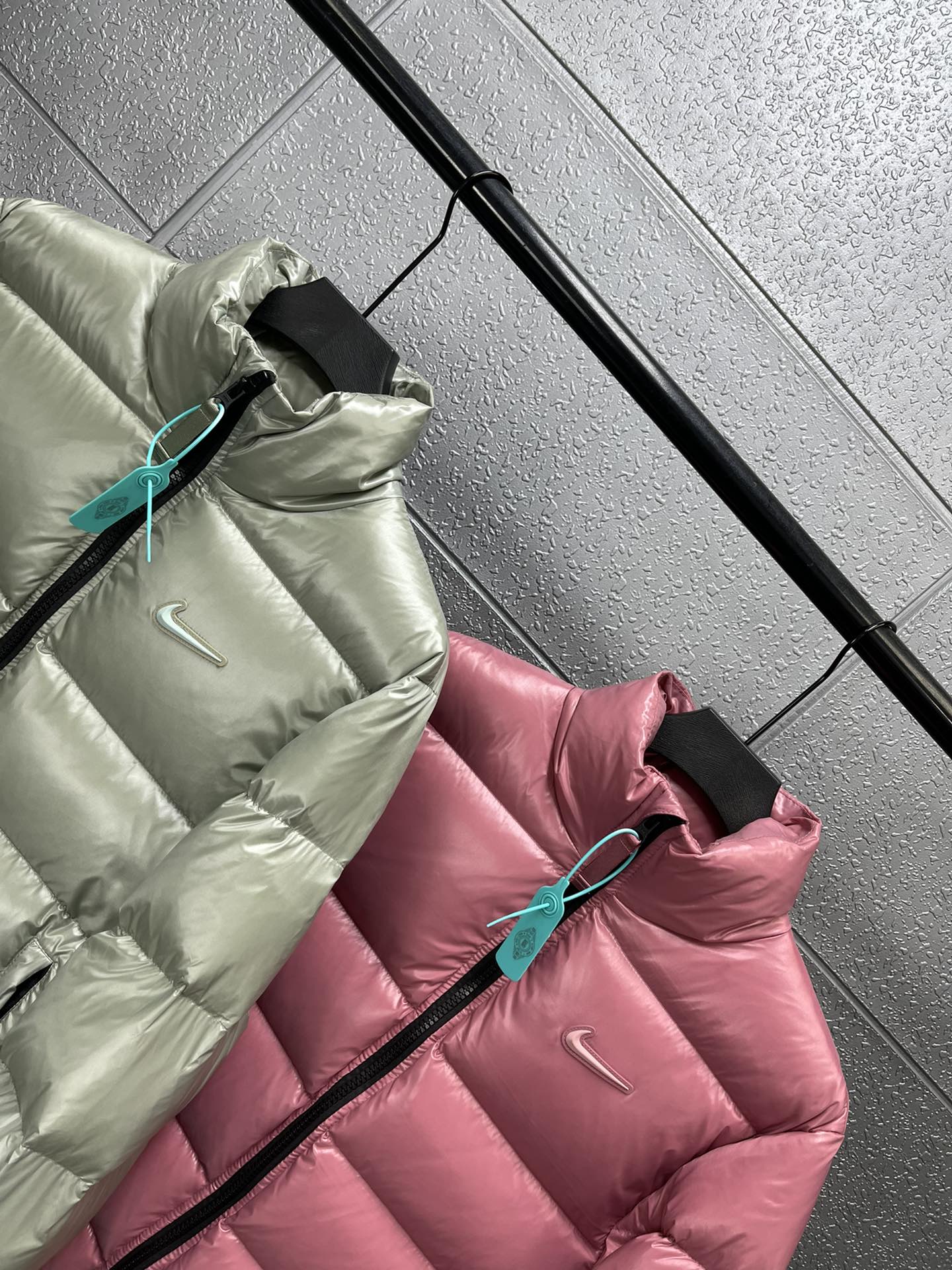 💰430🔥耐克 Nike x Drake Nocta系列联名立领公鸭羽绒服，王一博同款，
充绒达460克 ，定制YKK拉链，拉链带锁扣，
所有细节全部到位！从拉链到印花，到后领标、主标、树胶logo！全部订制！
新配色：枚粉色 灰绿色 
尺码：  S    M    L   XL
衣长： 63  65  67  69
胸围：116 119 122 126
肩宽：47.5 49  50  51
袖长： 66  68  69  70