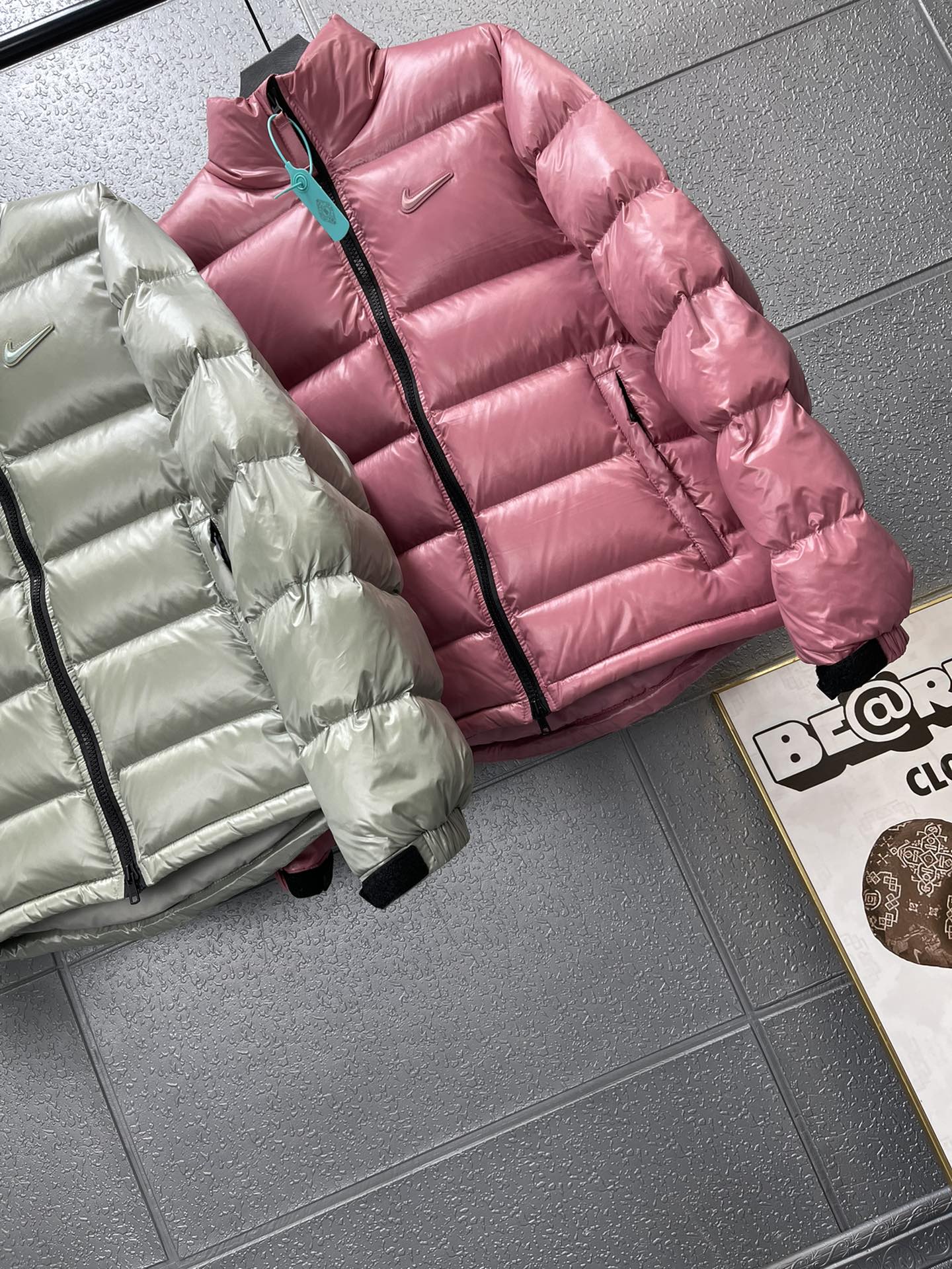 💰430🔥耐克 Nike x Drake Nocta系列联名立领公鸭羽绒服，王一博同款，
充绒达460克 ，定制YKK拉链，拉链带锁扣，
所有细节全部到位！从拉链到印花，到后领标、主标、树胶logo！全部订制！
新配色：枚粉色 灰绿色 
尺码：  S    M    L   XL
衣长： 63  65  67  69
胸围：116 119 122 126
肩宽：47.5 49  50  51
袖长： 66  68  69  70