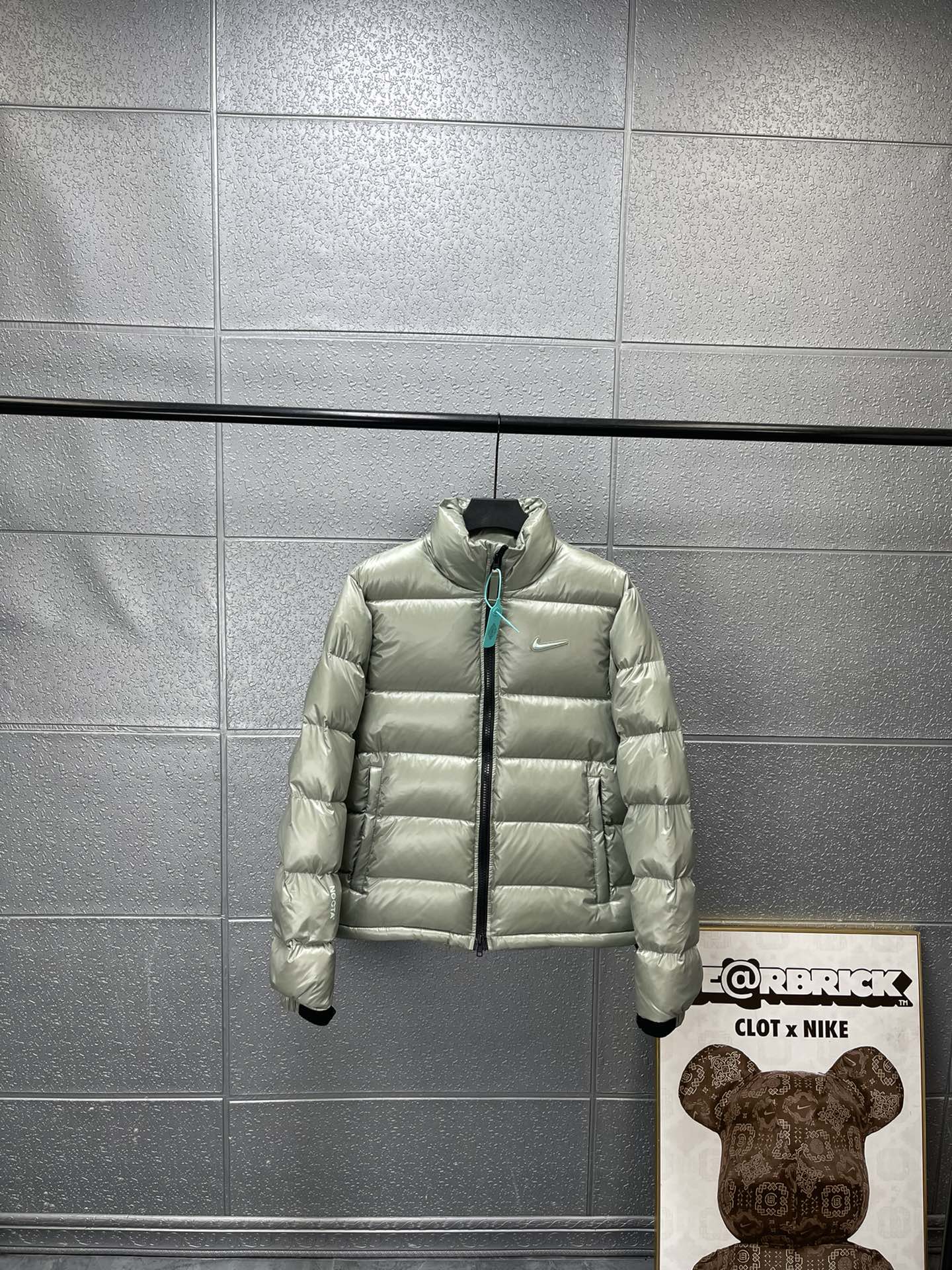 💰430🔥耐克 Nike x Drake Nocta系列联名立领公鸭羽绒服，王一博同款，
充绒达460克 ，定制YKK拉链，拉链带锁扣，
所有细节全部到位！从拉链到印花，到后领标、主标、树胶logo！全部订制！
新配色：枚粉色 灰绿色 
尺码：  S    M    L   XL
衣长： 63  65  67  69
胸围：116 119 122 126
肩宽：47.5 49  50  51
袖长： 66  68  69  70
