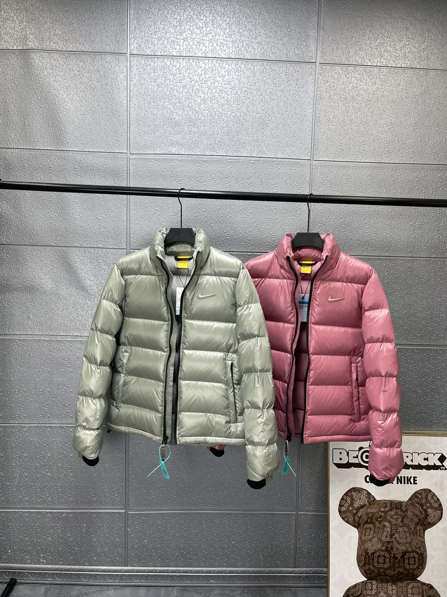 💰430🔥耐克 Nike x Drake Nocta系列联名立领公鸭羽绒服，王一博同款，
充绒达460克 ，定制YKK拉链，拉链带锁扣，
所有细节全部到位！从拉链到印花，到后领标、主标、树胶logo！全部订制！
新配色：枚粉色 灰绿色 
尺码：  S    M    L   XL
衣长： 63  65  67  69
胸围：116 119 122 126
肩宽：47.5 49  50  51
袖长： 66  68  69  70