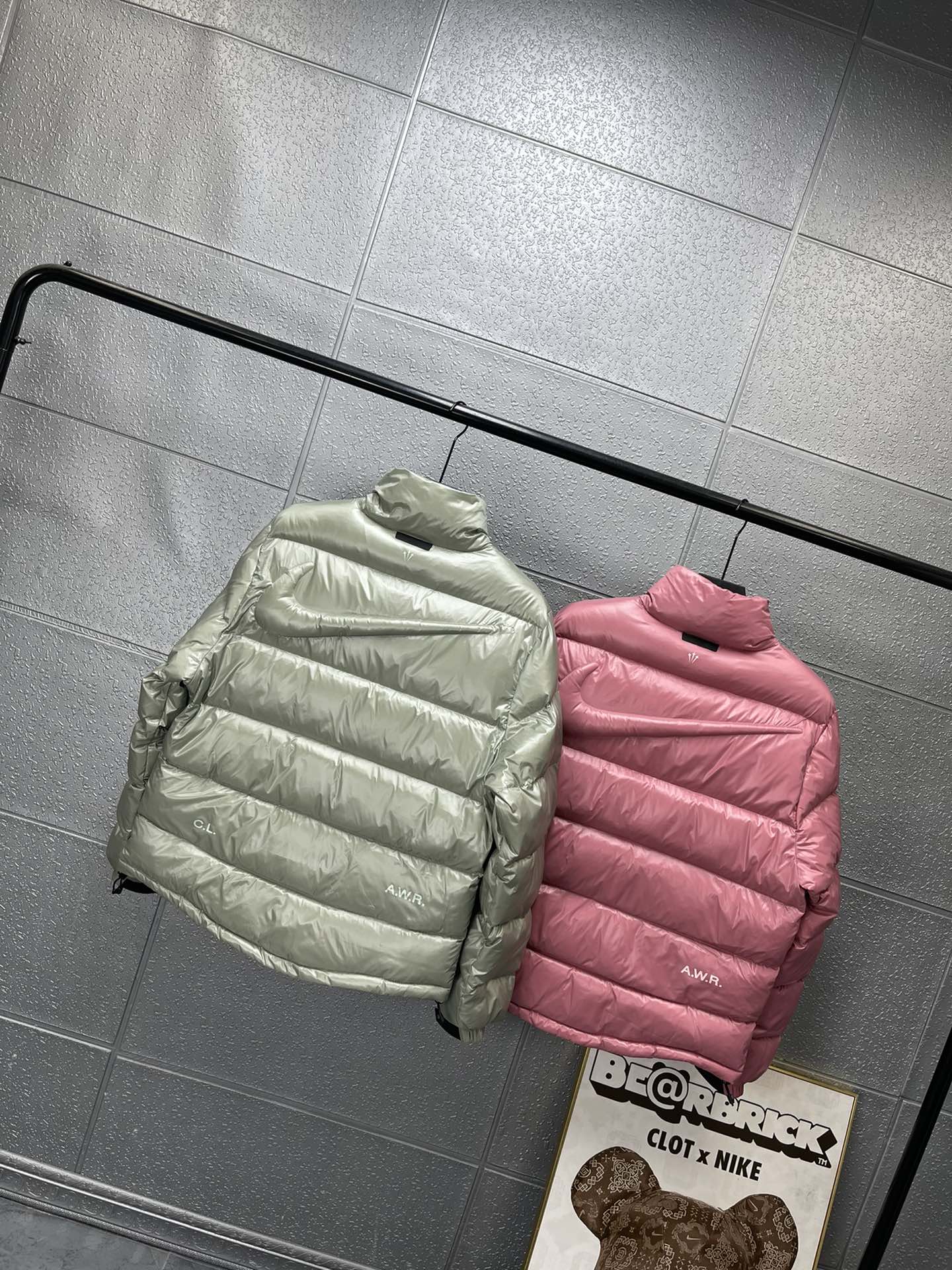 💰430🔥耐克 Nike x Drake Nocta系列联名立领公鸭羽绒服，王一博同款，
充绒达460克 ，定制YKK拉链，拉链带锁扣，
所有细节全部到位！从拉链到印花，到后领标、主标、树胶logo！全部订制！
新配色：枚粉色 灰绿色 
尺码：  S    M    L   XL
衣长： 63  65  67  69
胸围：116 119 122 126
肩宽：47.5 49  50  51
袖长： 66  68  69  70