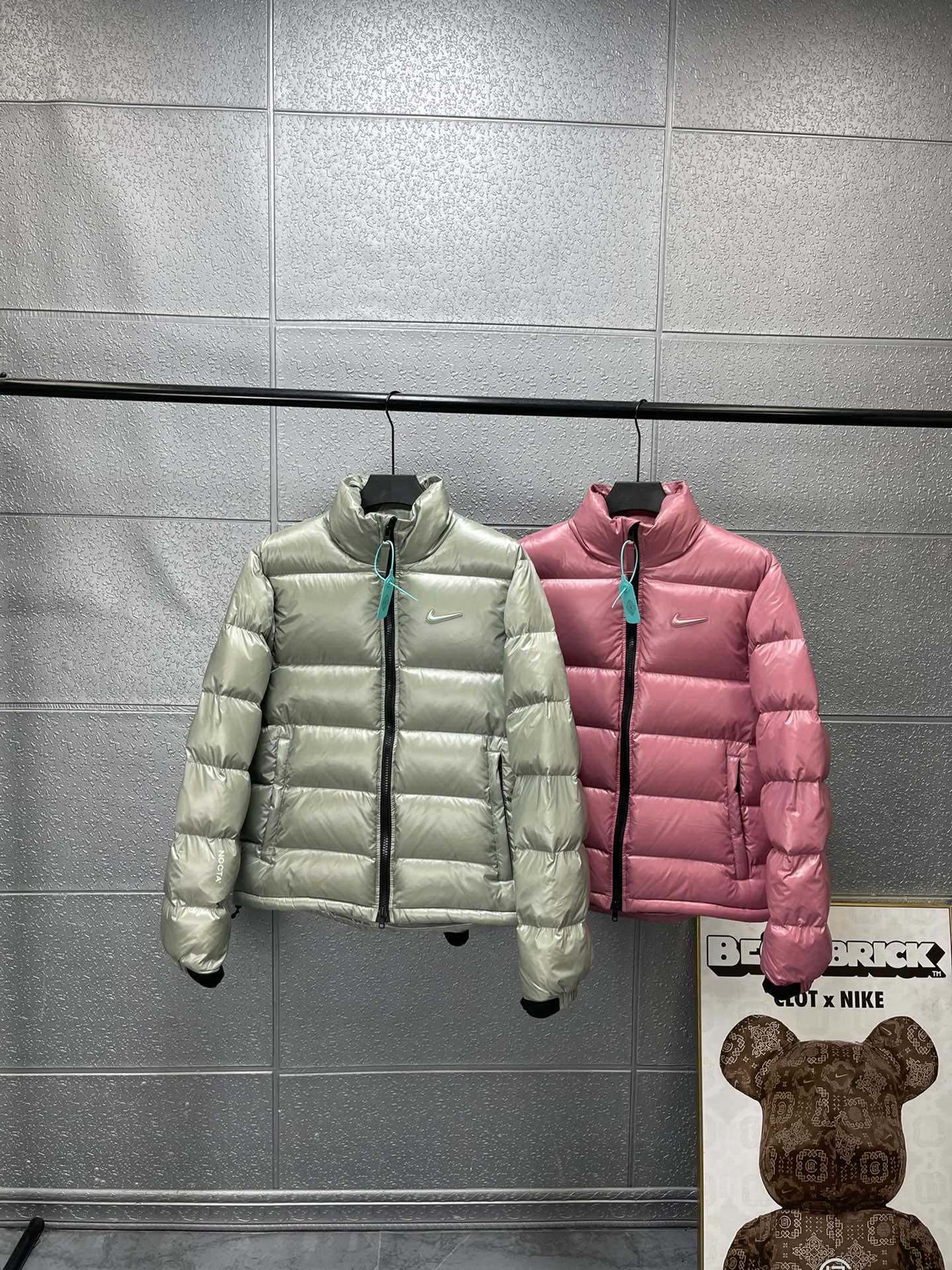 💰430🔥耐克 Nike x Drake Nocta系列联名立领公鸭羽绒服，王一博同款，
充绒达460克 ，定制YKK拉链，拉链带锁扣，
所有细节全部到位！从拉链到印花，到后领标、主标、树胶logo！全部订制！
新配色：枚粉色 灰绿色 
尺码：  S    M    L   XL
衣长： 63  65  67  69
胸围：116 119 122 126
肩宽：47.5 49  50  51
袖长： 66  68  69  70