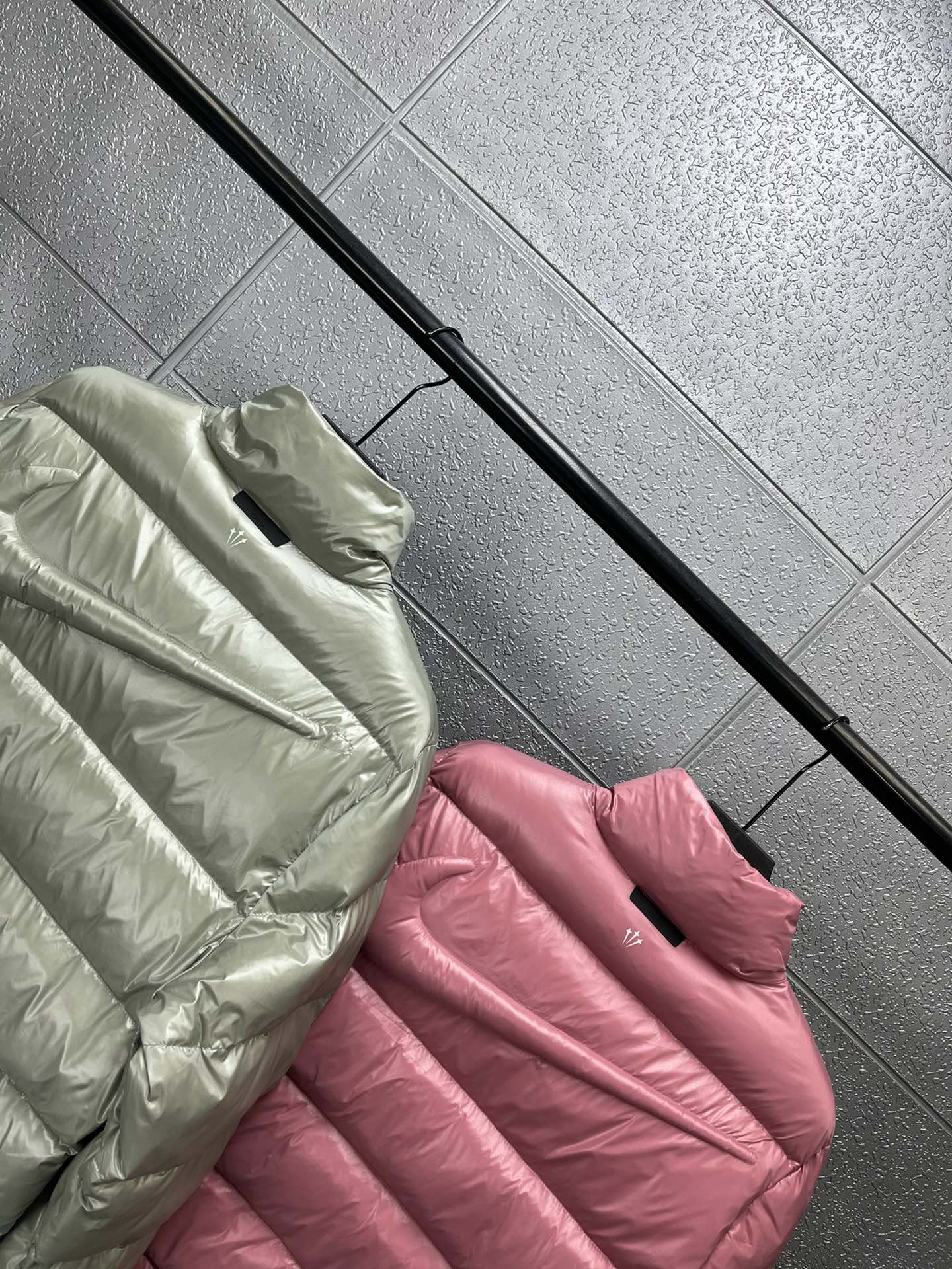 💰430🔥耐克 Nike x Drake Nocta系列联名立领公鸭羽绒服，王一博同款，
充绒达460克 ，定制YKK拉链，拉链带锁扣，
所有细节全部到位！从拉链到印花，到后领标、主标、树胶logo！全部订制！
新配色：枚粉色 灰绿色 
尺码：  S    M    L   XL
衣长： 63  65  67  69
胸围：116 119 122 126
肩宽：47.5 49  50  51
袖长： 66  68  69  70